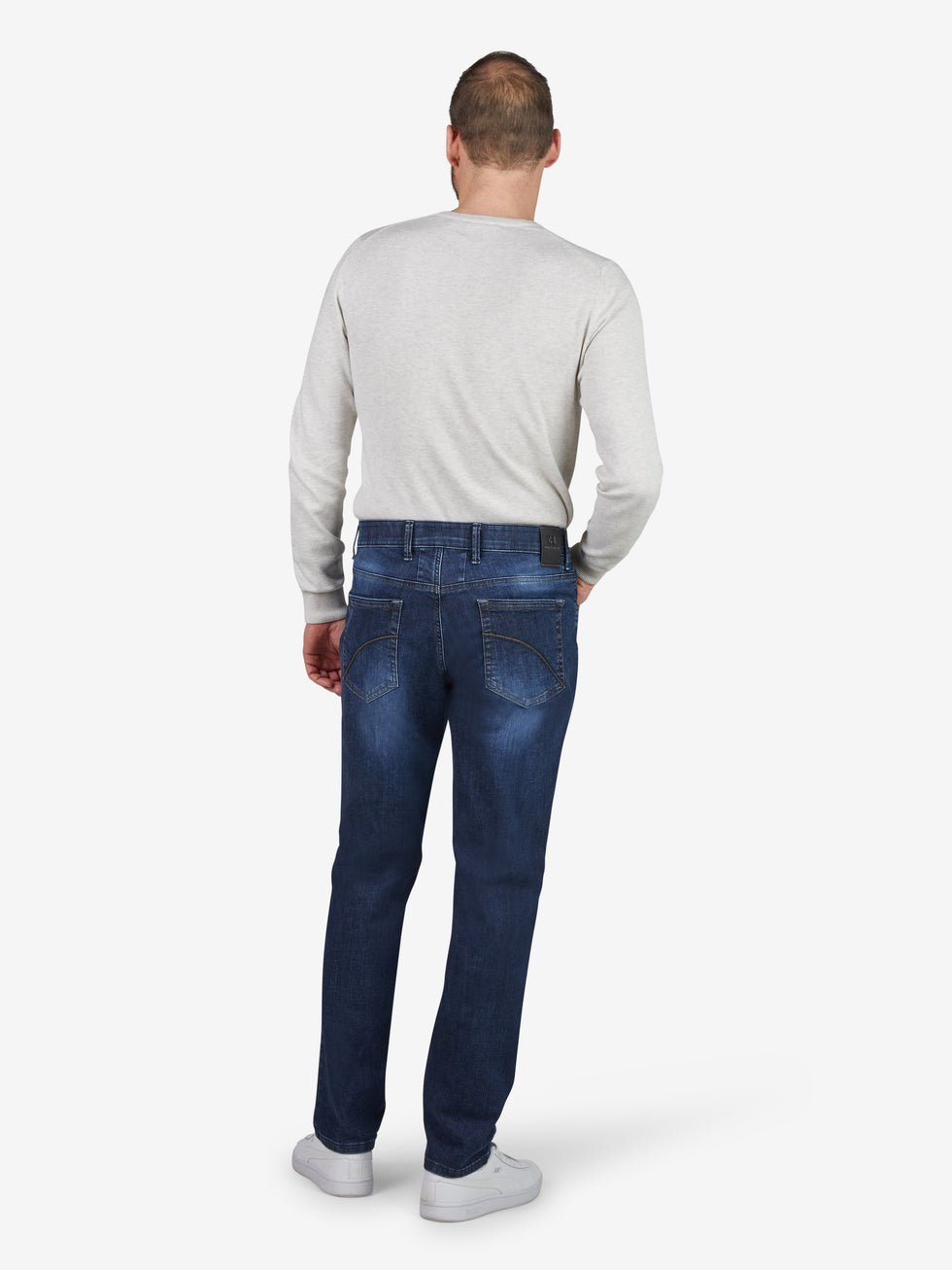 Frontansicht eines Mannes, der eine dunkelblaue, gewaschene ALEX 7915 Flat Front-Hose von Club of Comfort trägt, mit elastischem Komfortbund, Hemdstopper, 6-Pocket und Tapered Fit.