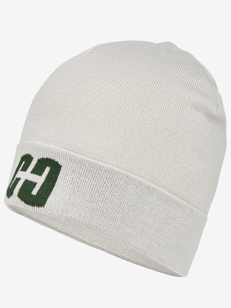 Ein weißer Strickmütze mit einem umgeschlagene Krempe, auf der in grünen Buchstaben teilweise das Wort "HEAD" sichtbar ist.