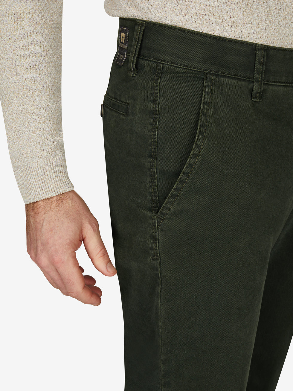 Herren-Flat Front-Hose in Tannengrün von Club of Comfort, aus hochelastischem Baumwoll-Gabardine mit High Stretch, mit elastischem Komfortbund, Hemdenstopper, geradem Bein, normaler Leibhöhe, ideal für Herbst/Winter, Made in Green by Oeko-Tex.