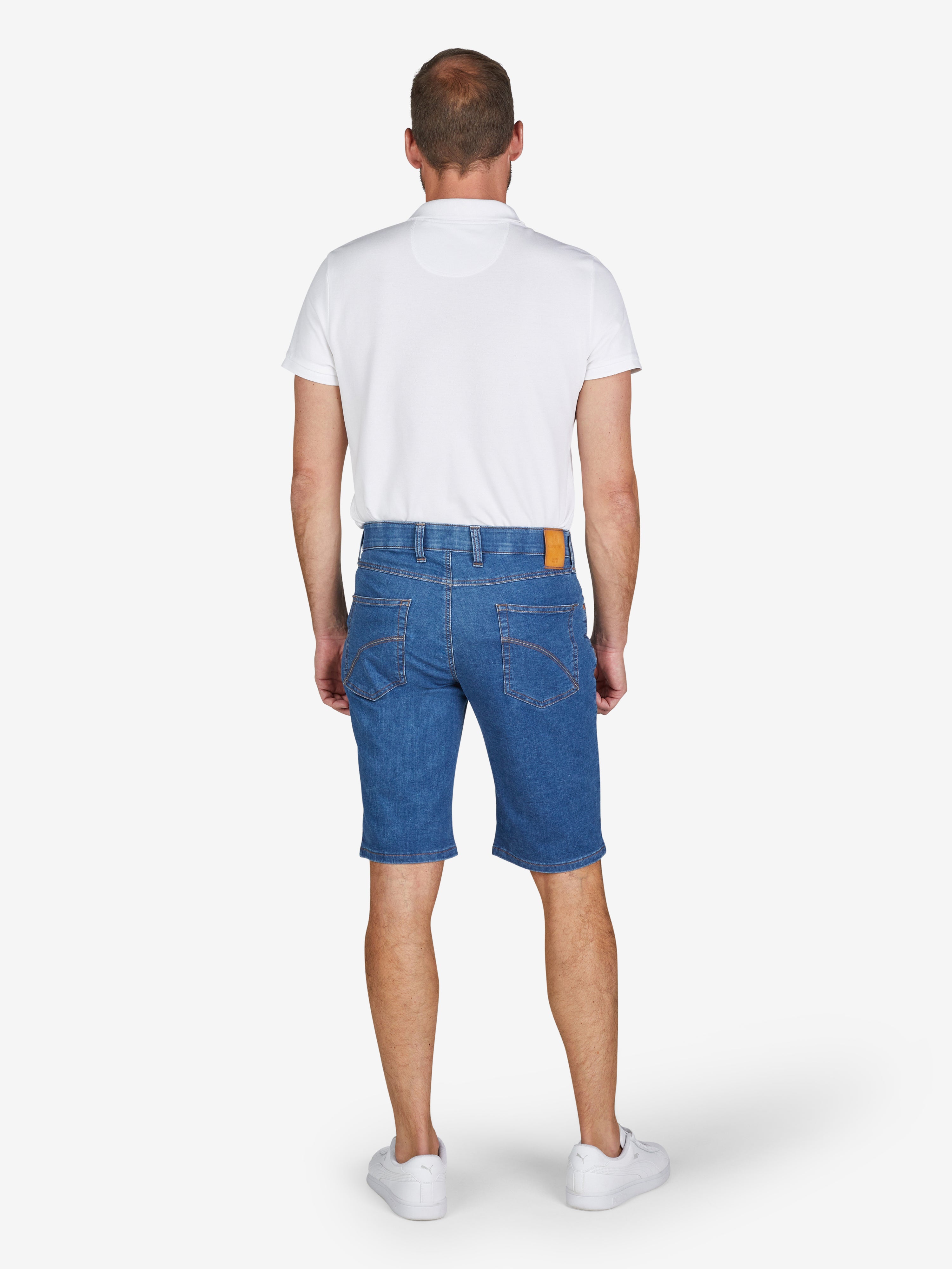 Bild zeigt einen Mann von hinten, der weiße T-Shirts und blaue bermudashorts trägt. Die Shorts sind aus leichtem, elastischem Super High Stretch-Denim mit Komfortbund und Hemdenstopper, hergestellt von Club of Comfort. Die Shorts haben eine normale Leibhöhe und klassische 5-Pocket-Optik.