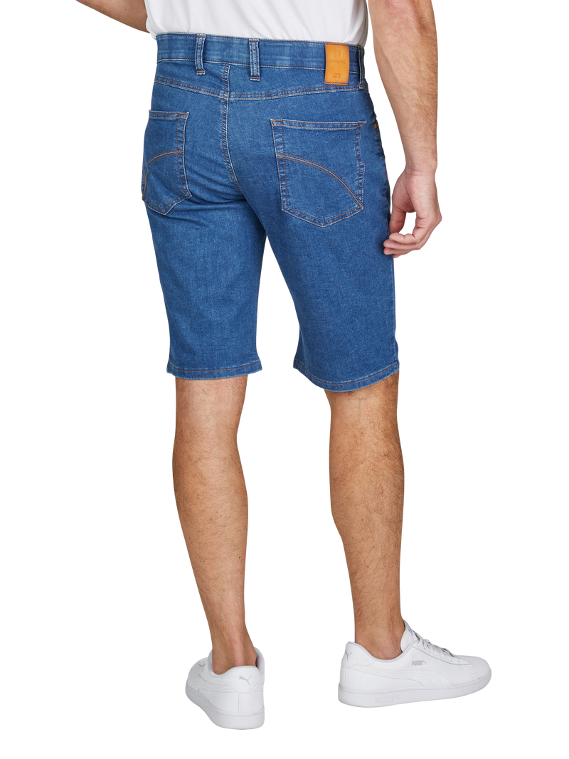Blick auf die Rückseite eines Mannes, der blaue Denim-Jeansshorts trägt. Die Shorts haben zwei hintere Taschen, eine Leder-Label am Bund und sichtbare Kontrastnähten. Er steht in weißen Turnschuhen auf einem weißen Hintergrund.