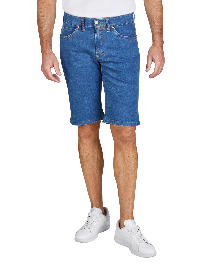 Blick auf die unteren Körperhälfte eines Mannes, der blaue Denim-Shorts, weiße Sneakers und ein weißes T-Shirt trägt. Der Mann steht gerade mit beiden Armen seitlich.