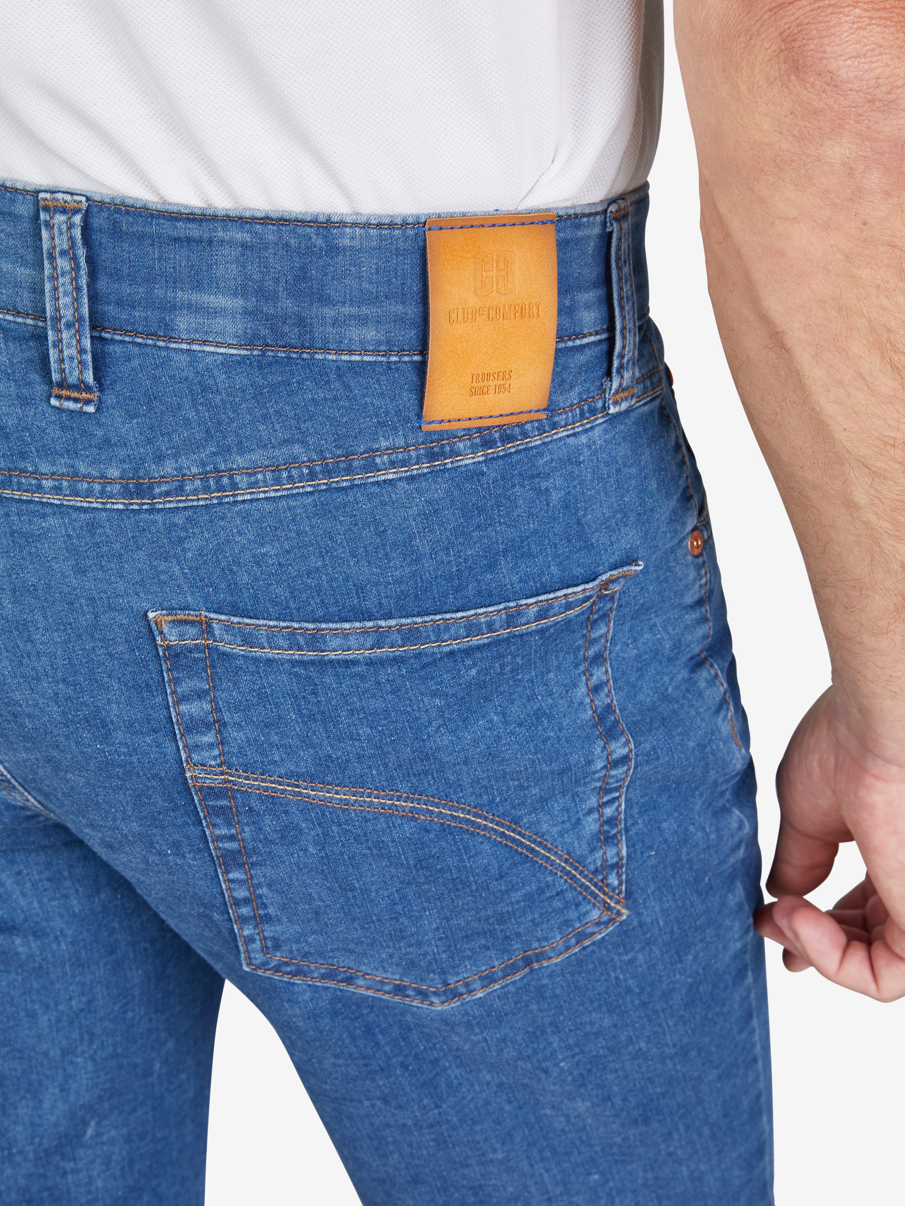 Nahaufnahme der blauen ESPANA 6516 Bermuda-Shorts in Jeansblau vom Hersteller Club of Comfort, mit elastischem Komfortbund, Hemdenstopper und einer Rückentasche aus leichtem, hoch elastischem Super High Stretch-Denim.