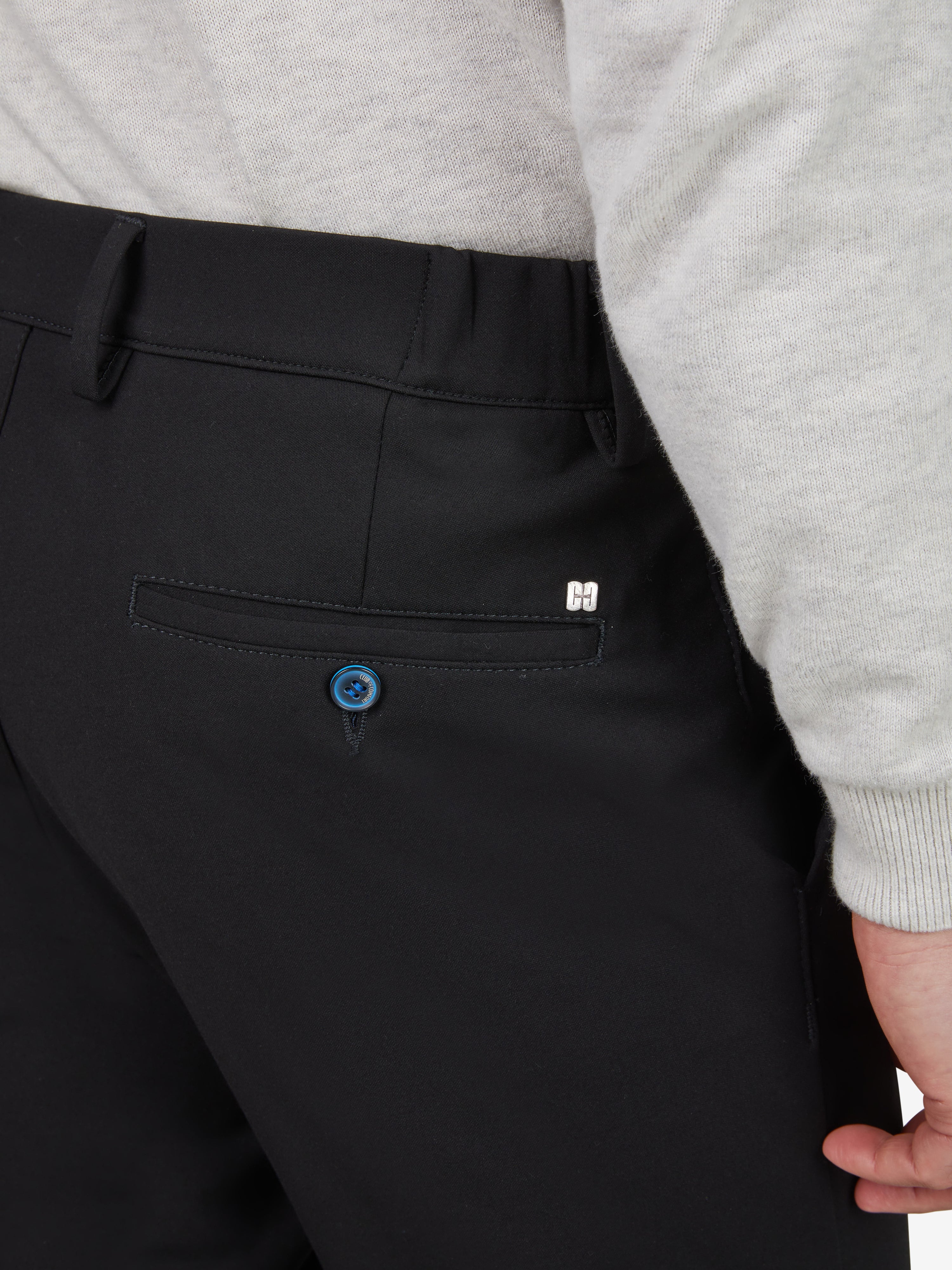 Produktbild der schwarzen FOXX 8240 Chino-Hose von Club of Comfort mit Slim Fit, elastischem Smokbund, Hemdstopper, seitlicher Rücken-Tasche mit Knopf, mittlerer Leibhöhe, und hoch elastischem Polyamid-Viskose-Mix.