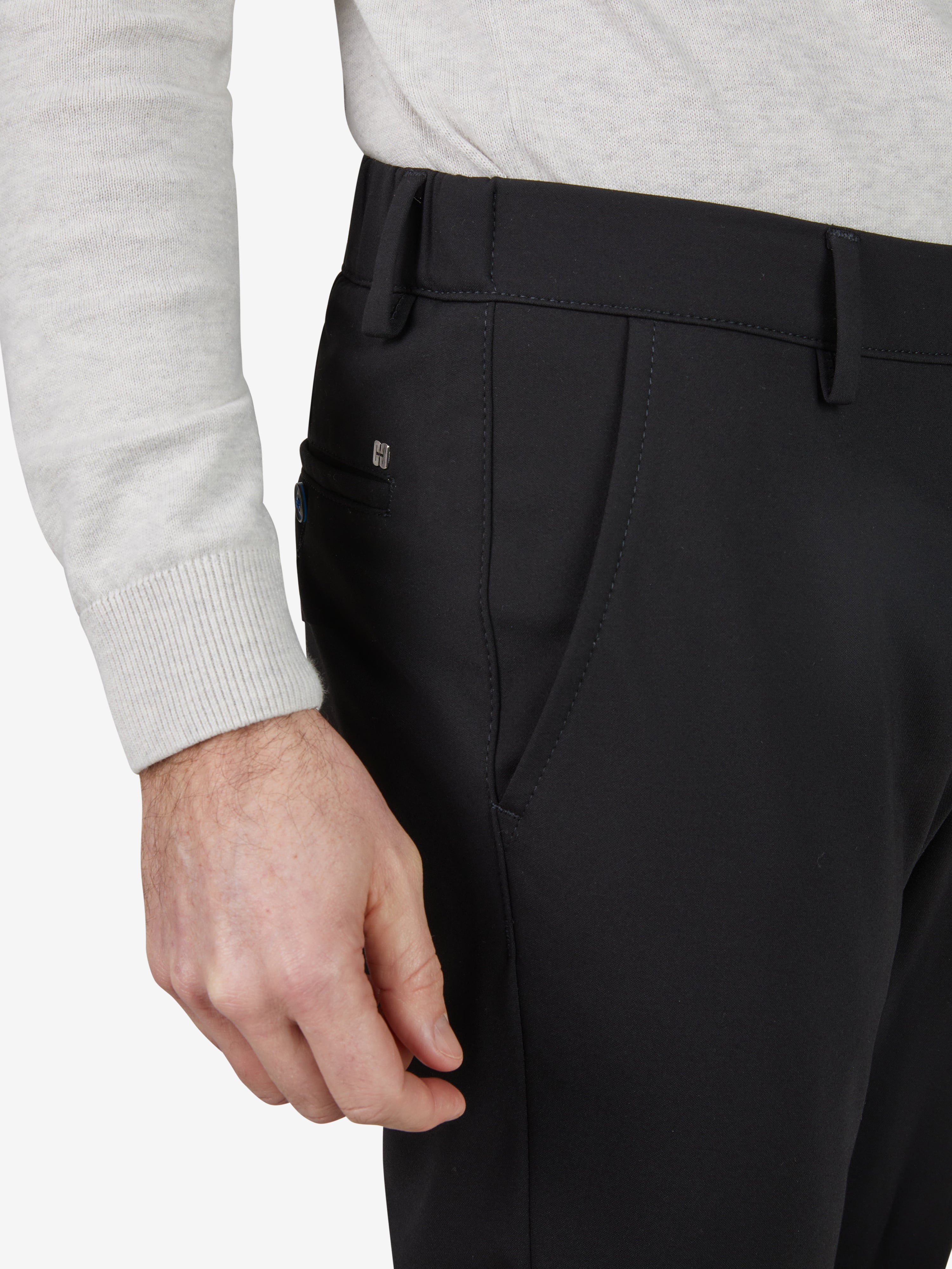 Schwarze FOXX 8240 Chino-Hose im Slim Fit, gefertigt aus elastischem Polyamid-Viskose-Mix mit Microstruktur, mittlere Leibhöhe, schmaler Beinverlauf, atmungsaktiv, mit Rippbund, Hemdstopper und Mobile Pocket, hergestellt von Club of Comfort, ideal für Ganzjahres-Outdoor-Aktivitäten.