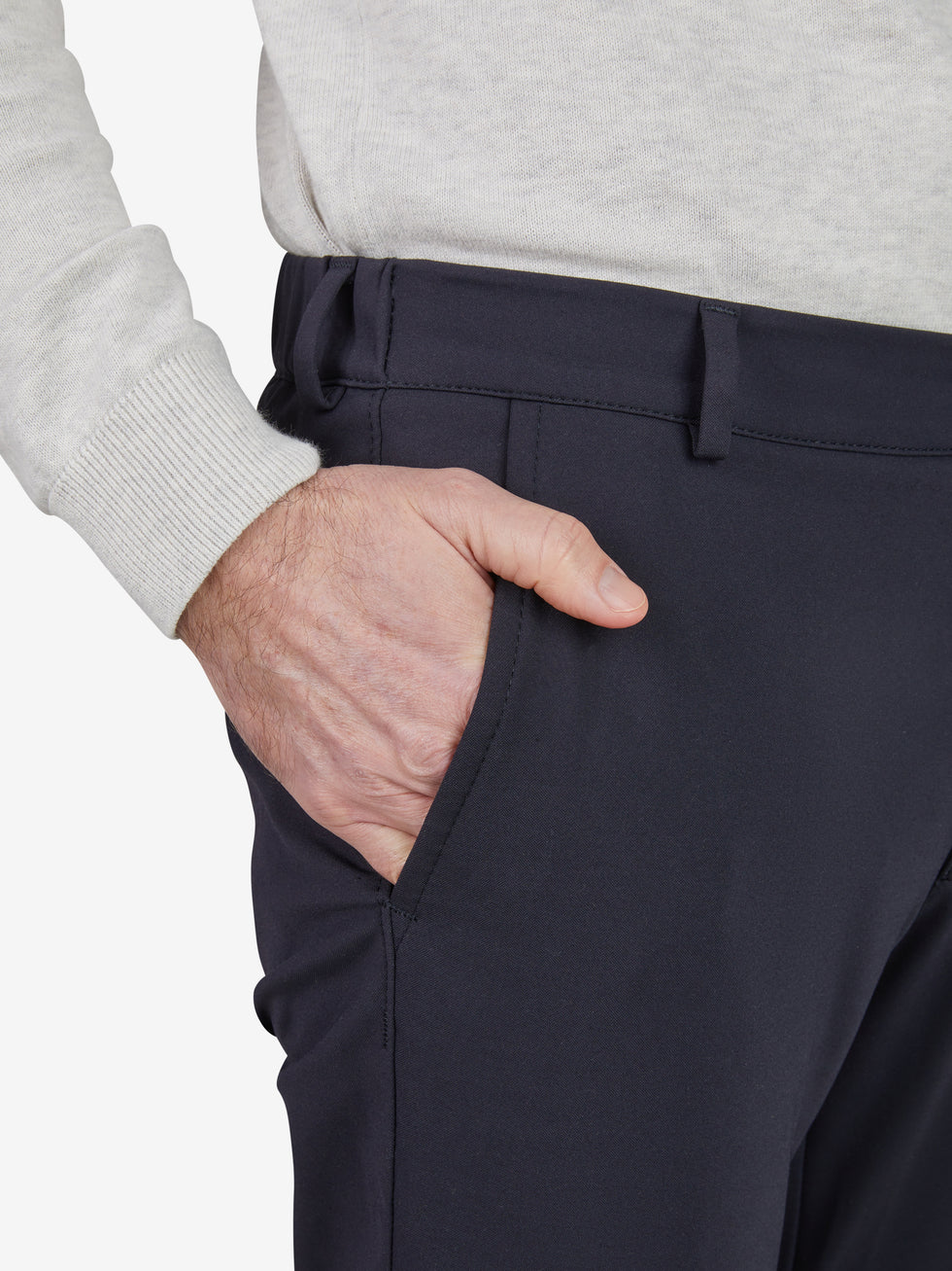 Nahaufnahme einer bluefarbigen, Slim-fit Chinohose "FOXX 8240" von Club of Comfort mit elastischem Smokbund, Hemdstopper und moderner Microstruktur aus Polyamid-Viskose-Mix, mittlere Leibhöhe und schmalem Bein, geeignet für ganzjährige Aktivität.