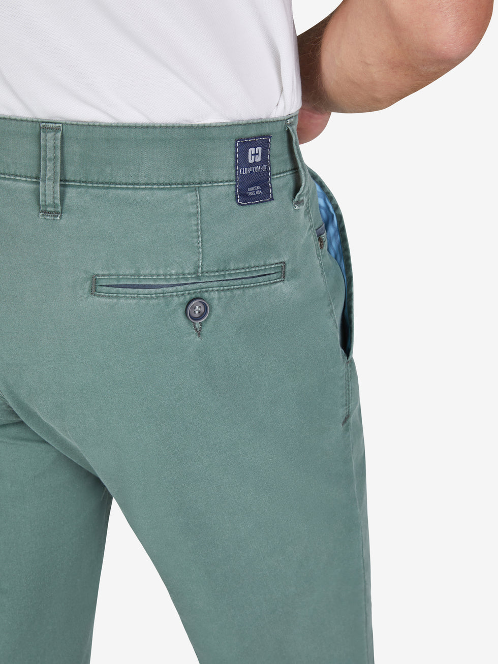 Nahe.Bild eines Mannes trägt eine blau-grüne Flat Front-Hose mit elastischem Komfortbund, Hemdstopper und Münztasche. Die Hose besteht aus leichtem, recyceltem Baumwoll-High Stretch mit Coolmax EcoMade Faser, reguliert die Temperatur, hat eine schmale Fußweite und eine normale Leibhöhe.
