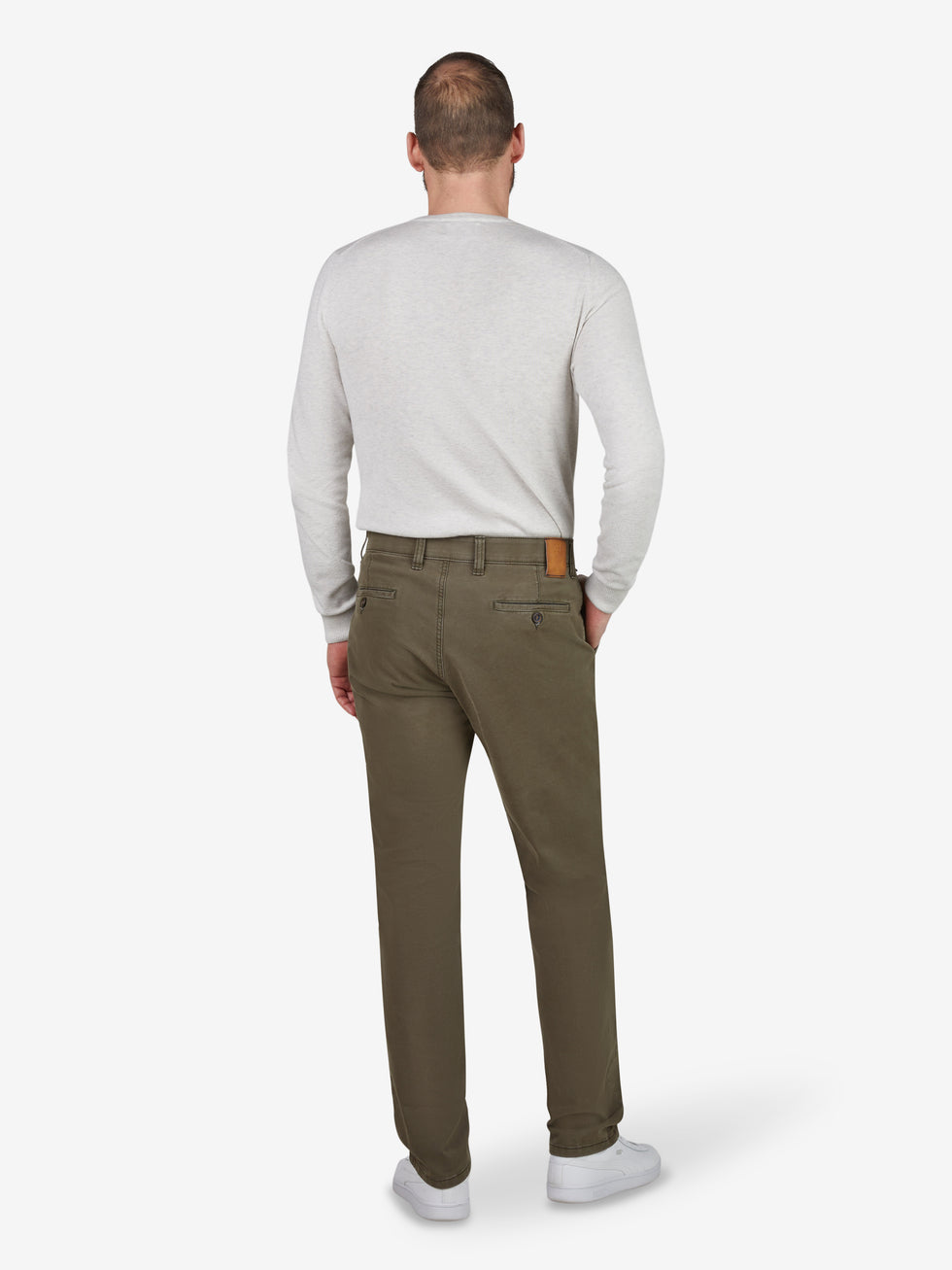 Ein Mann trägt eine grüne GARVEY 8070 Flat Front-Hose mit elastischem Komfortbund, Hemdstopper und Münztasche, gefertigt aus bi-elastischer Baumwoll-Qualität. Der Look ist bequem, sportlich und ideal für das Ganzjahres-Saison.
