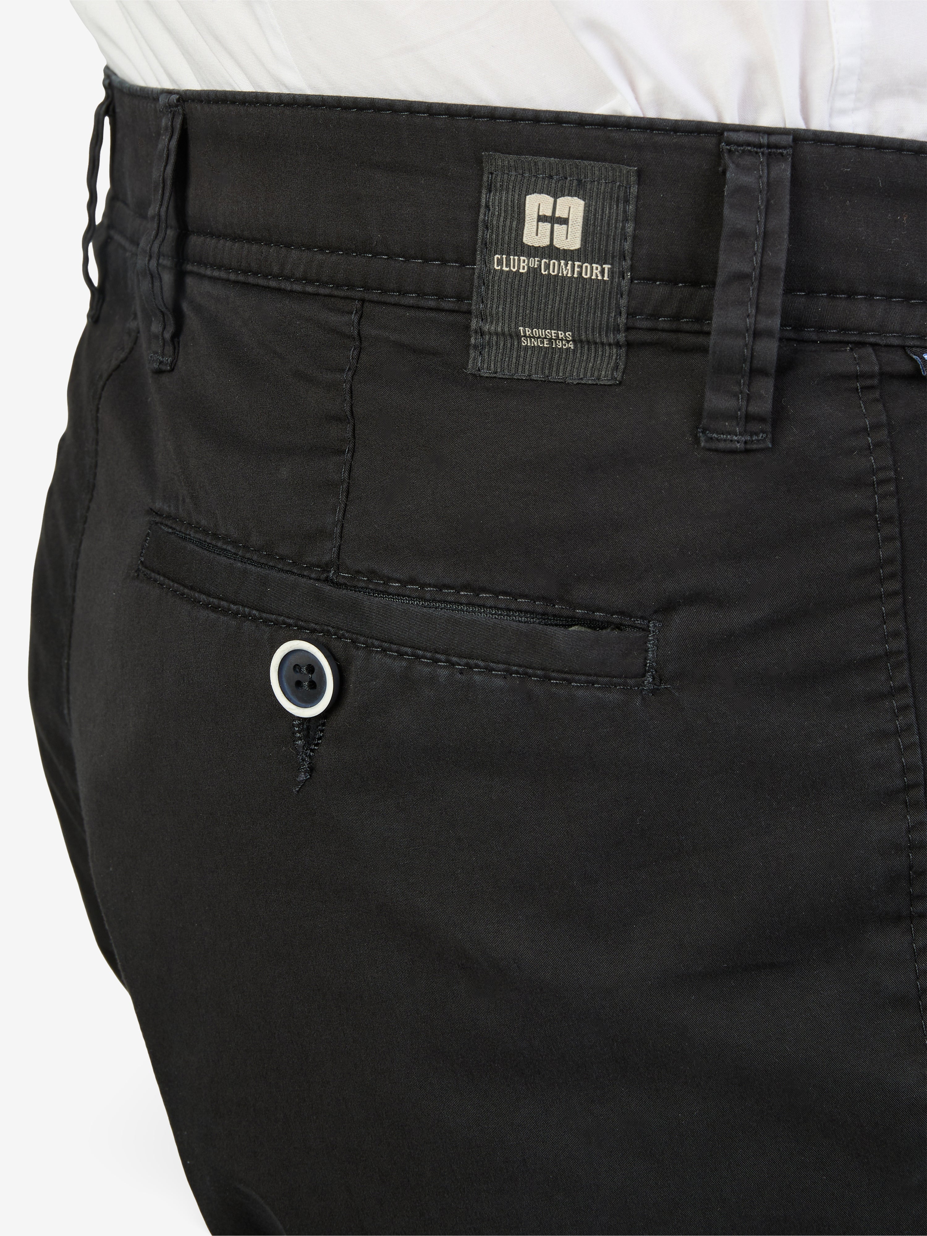 Naheaufnahme einer schwarzen Flat Front-Hose von Club of Comfort mit elastischem Komfortbund, Hemdstopper, sowie einer bei genauerem Hinsehen sichtbaren Rückentasche und Knopf. Das Produkt wurde aus hochwertiger Pima Cotton-Gewebe mit COLDBLACK-Ausrüstung gefertigt.