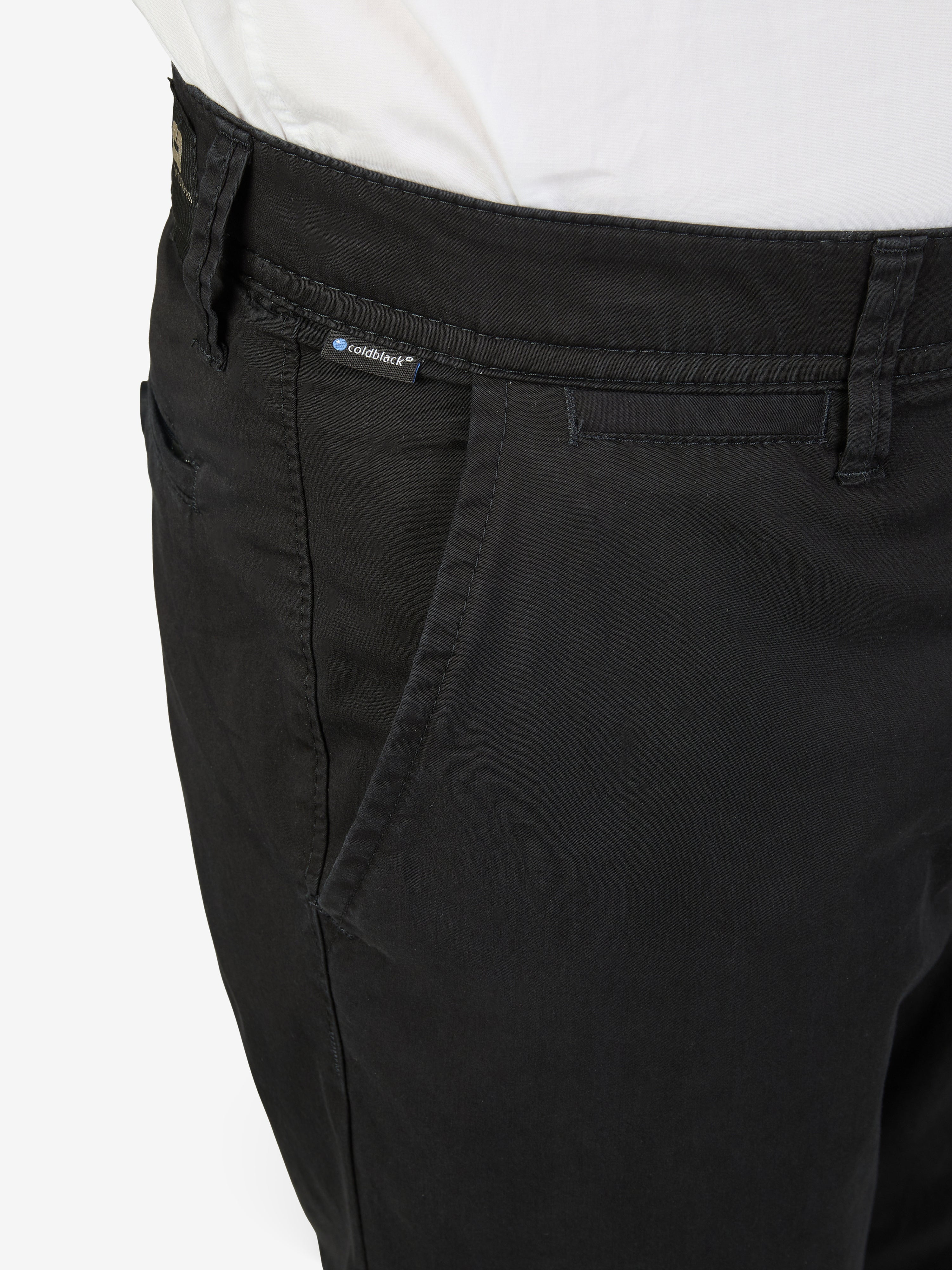 Schwarze GARVEY 5107 Flat Front-Hose aus nachhaltiger Baumwolle mit elastischem Komfortbund, Hemdstopper, Coldblack-Ausrüstung, Regular Fit, schmale Fußweite, leichtem Glanz, hergestellt von Club of Comfort, ideal für Frühjahr/Sommer, stilvoll und bequem.