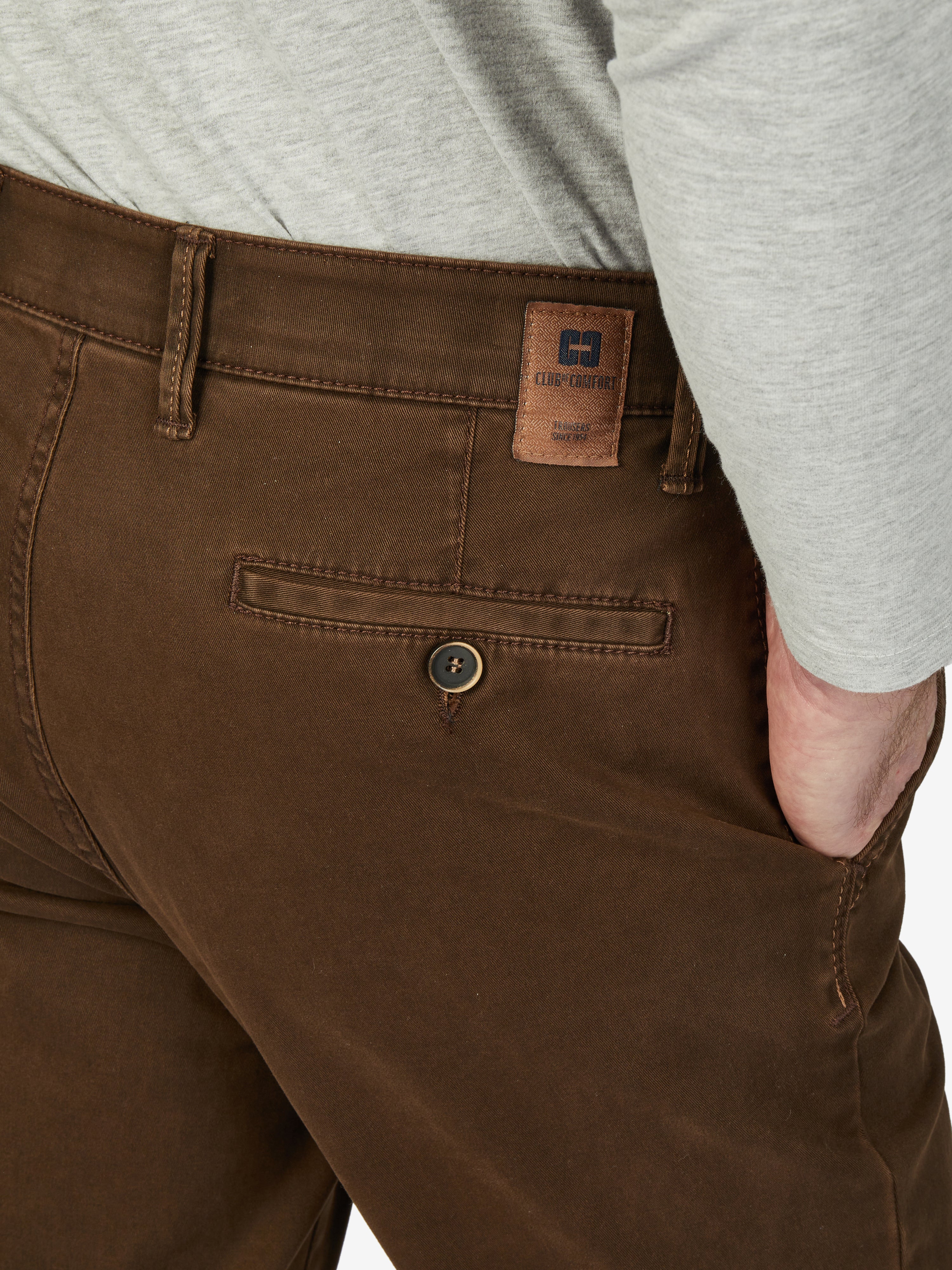 Nahaufnahme einer dunkelbraunen Chino-Hose (Modell GARVEY 6421) von Club of Comfort mit elastischem Komfortbund, Hemdenstopper, Regular Fit, aus hochelastischem Baumwoll-Gabardine, mit schmaler Fußweite.