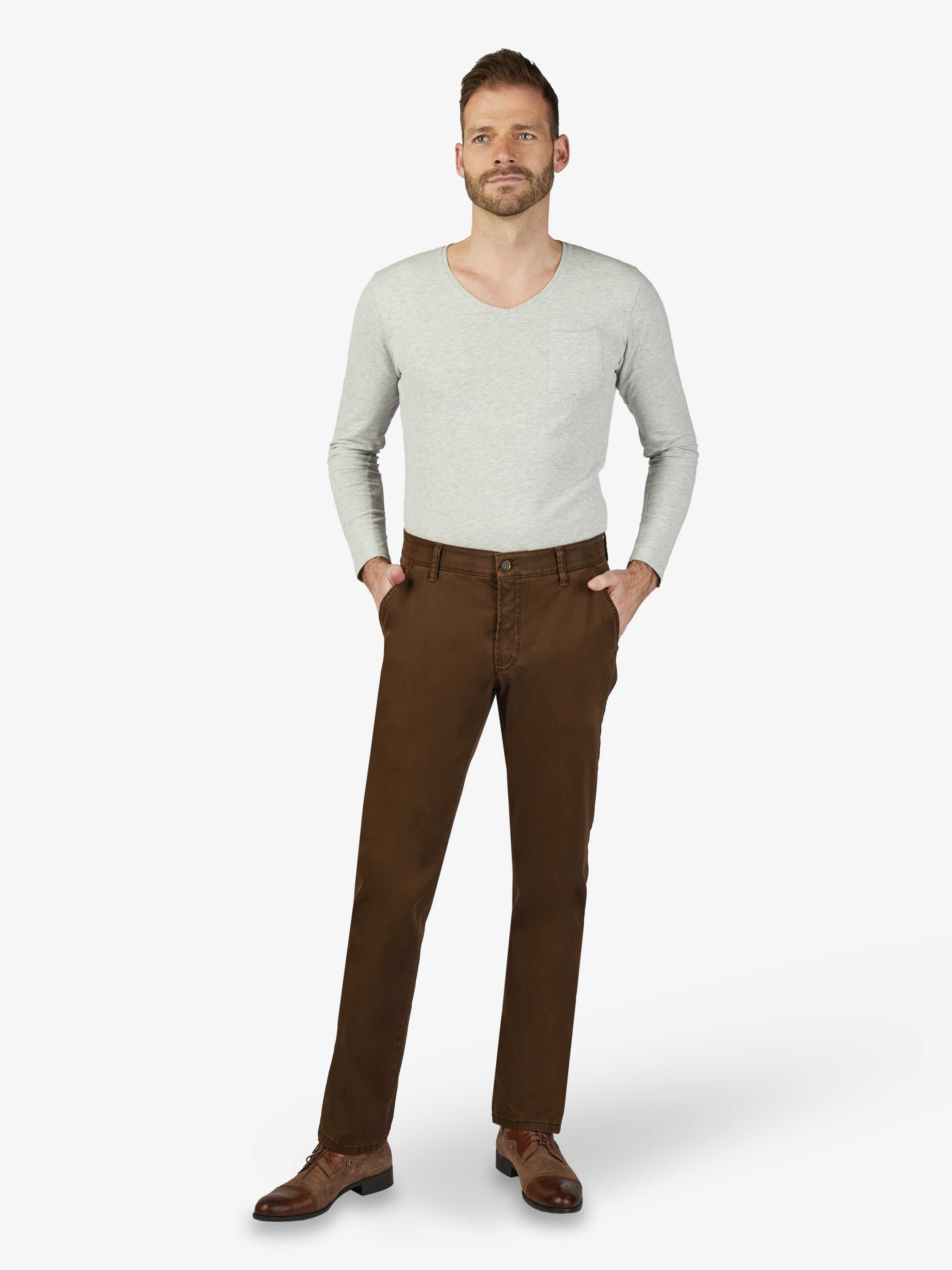 Mann trägt dunkelbraune GARVEY Flat Front-Hose mit Komfortbund und Hemdenstopper, gefertigt aus elastischem Baumwoll-Gabardine, regular Fit, schmalere Fußweite, geeignet für Herbst/Winter, hergestellt von Club of Comfort.