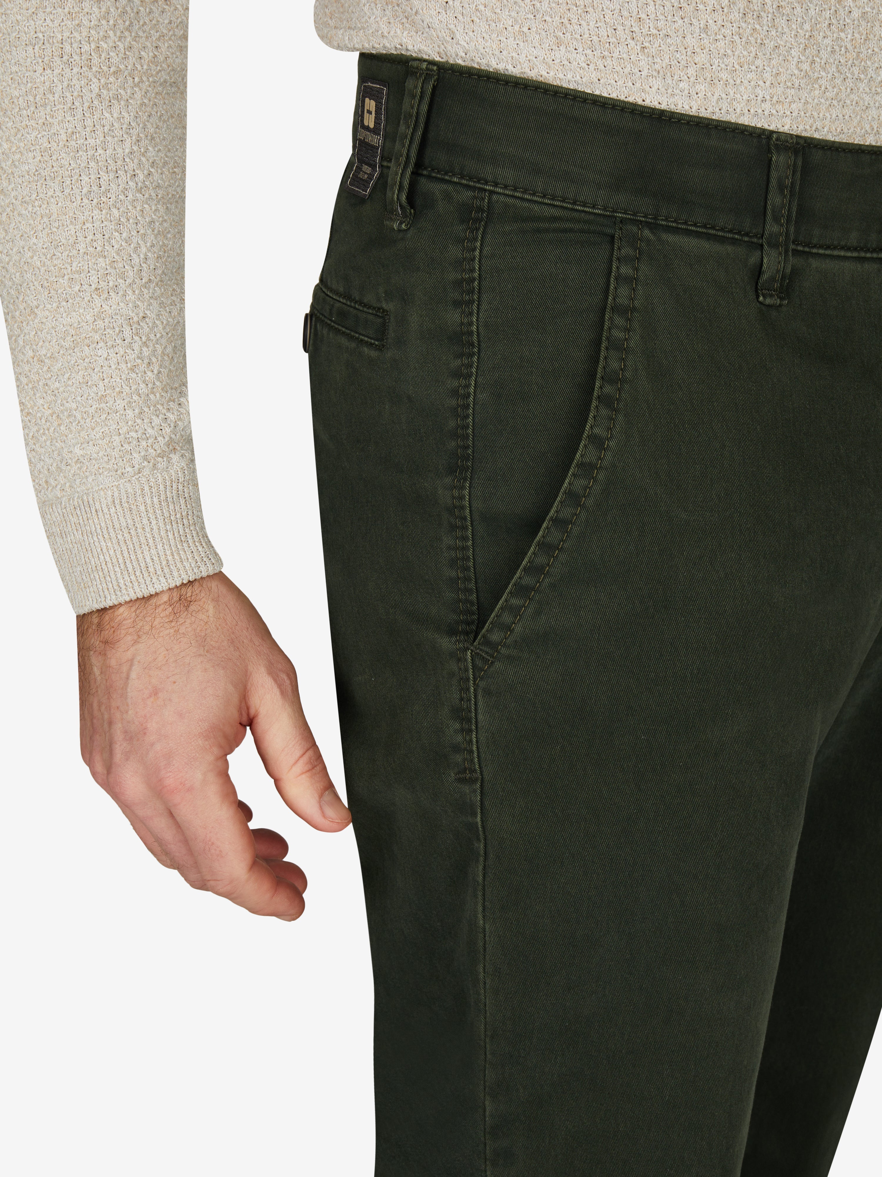 Dunkelgrüne Flat Front-Hose GARVEY 6421 von Club of Comfort mit elastischem Komfortbund, Hemdenstopper, High Stretch Baumwoll-Gabardine, schmaler Beinverlauf, normale Leibhöhe, Herbst/Winter, Made in Green by Oeko-Tex, für einen edlen Look und hohen Tragekomfort.