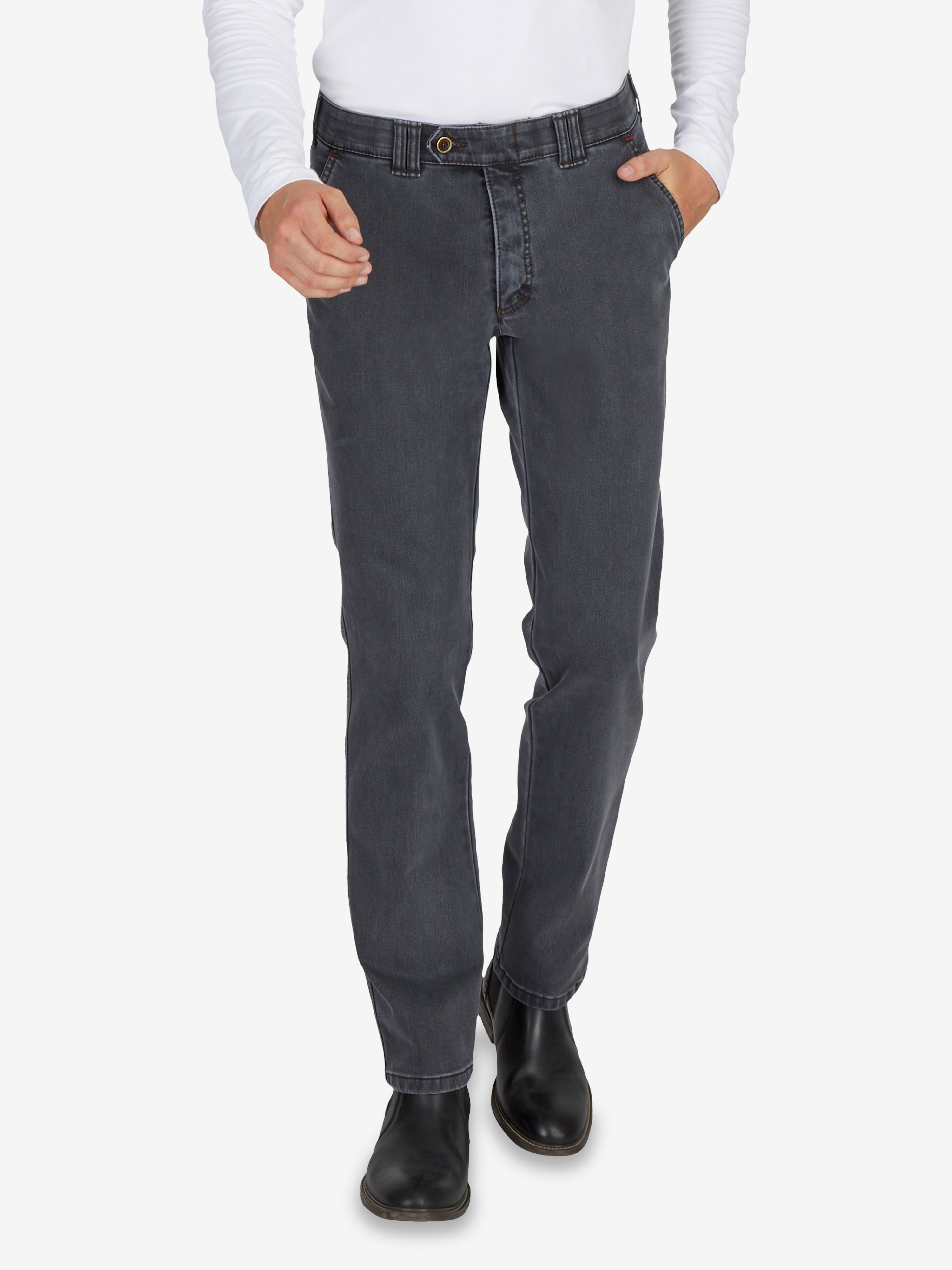 Grau frommende Garvey 6822 Flat Front-Hose mit elastischem Komfortbund, Hemdstopper, Bundverlängerung mit Knopf und Haken, High Stretch-Denim mit Thermolite-Wärmeisolierung, Regular Fit, schmaler Beinverlauf, Herbst/Winter, getragen von einer Person in schwarzem Schuhwerk.