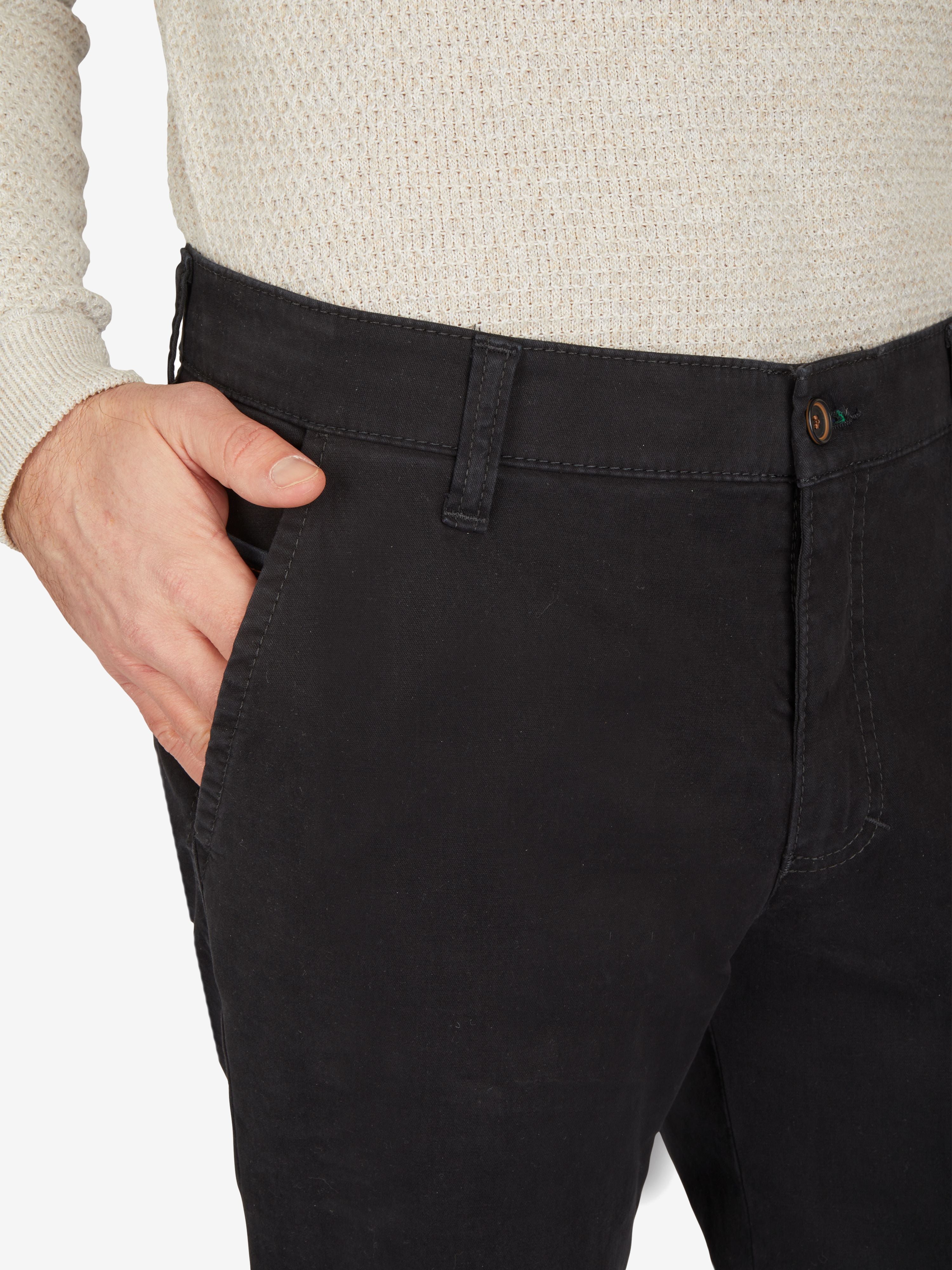 Hose GARVEY 7612 in dunkelblau mit elastischem Komfortbund, Hemdenstopper und Münztasche in der rechten Seitentasche, aus hochelastischer High Stretch-Baumwolle, normaler Leibhöhe, schmaler Beinverlauf, sichtbar an der Hüfte eines Mannes in einem weißen Oberteil, ideal für Herbst/Winter, bequem und stylish.