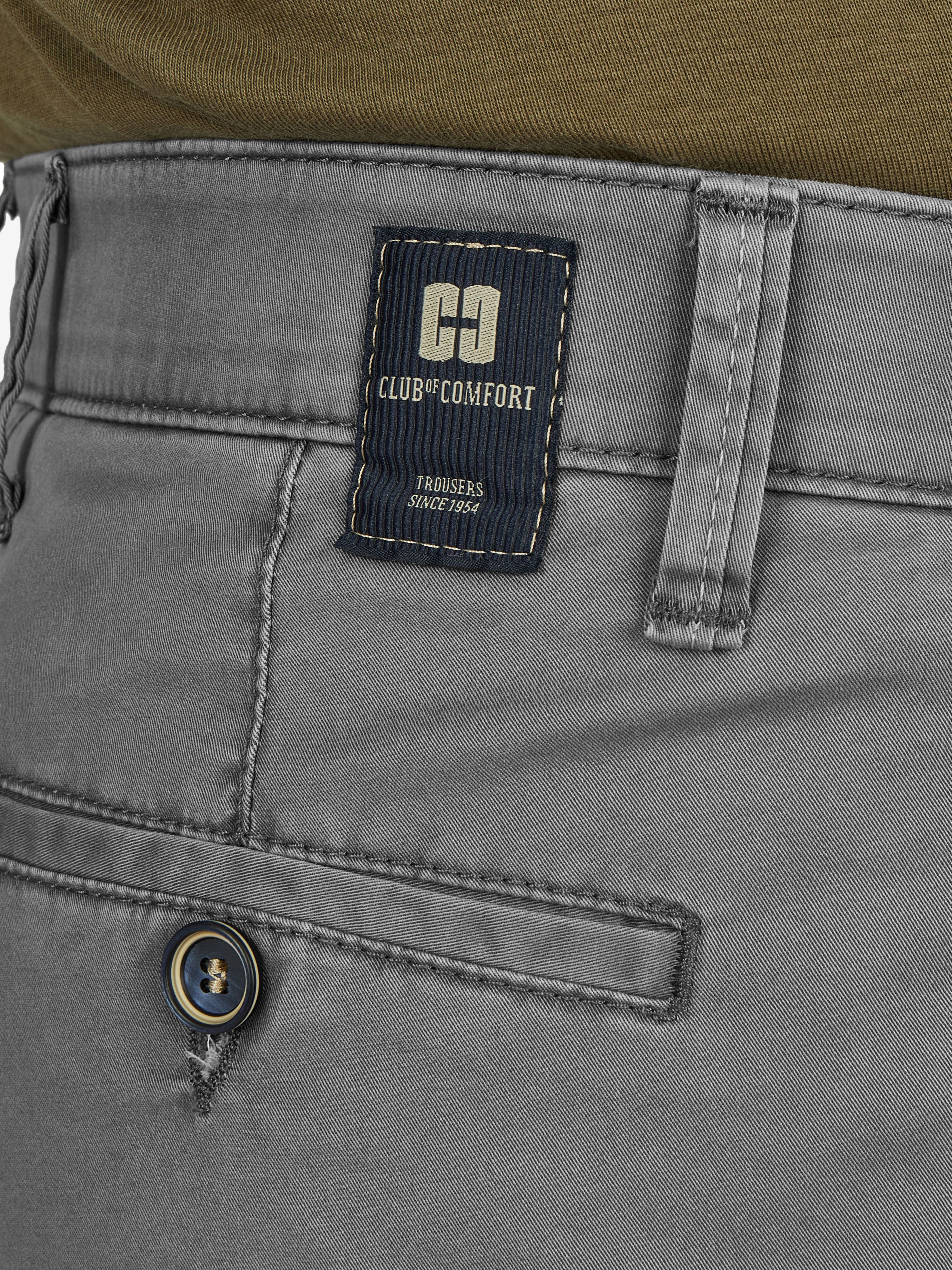 Nahaufnahme einer grauen Flat Front-Hose von Club of Comfort mit Label. Die Hose hat einen elastischen Komfortbund, Hemdenstopper, schmale Fußweite, leichte Baumwolle mit High Stretch, reguläre Leibhöhe und ist ideal für Frühjahr/Sommer.