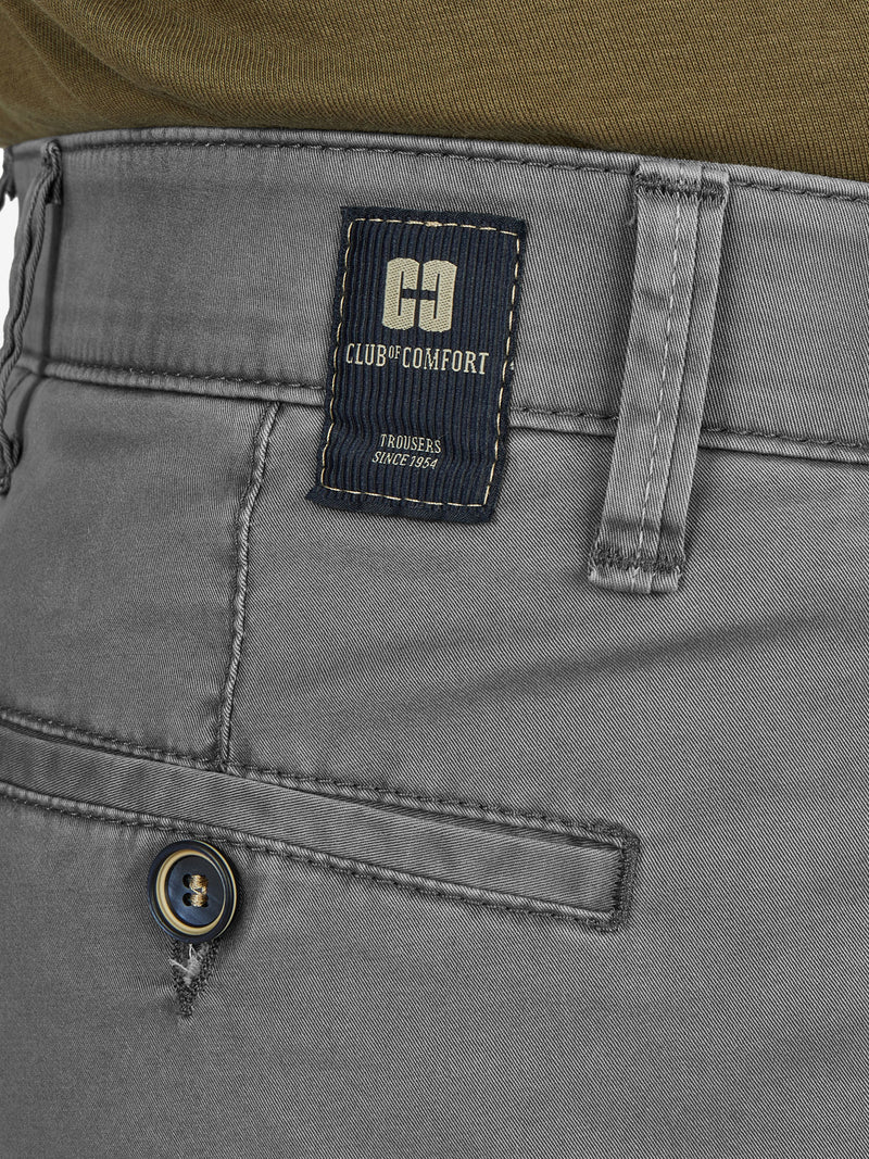 Nahaufnahme einer grauen Flat Front-Hose von Club of Comfort mit Label. Die Hose hat einen elastischen Komfortbund, Hemdenstopper, schmale Fußweite, leichte Baumwolle mit High Stretch, reguläre Leibhöhe und ist ideal für Frühjahr/Sommer.