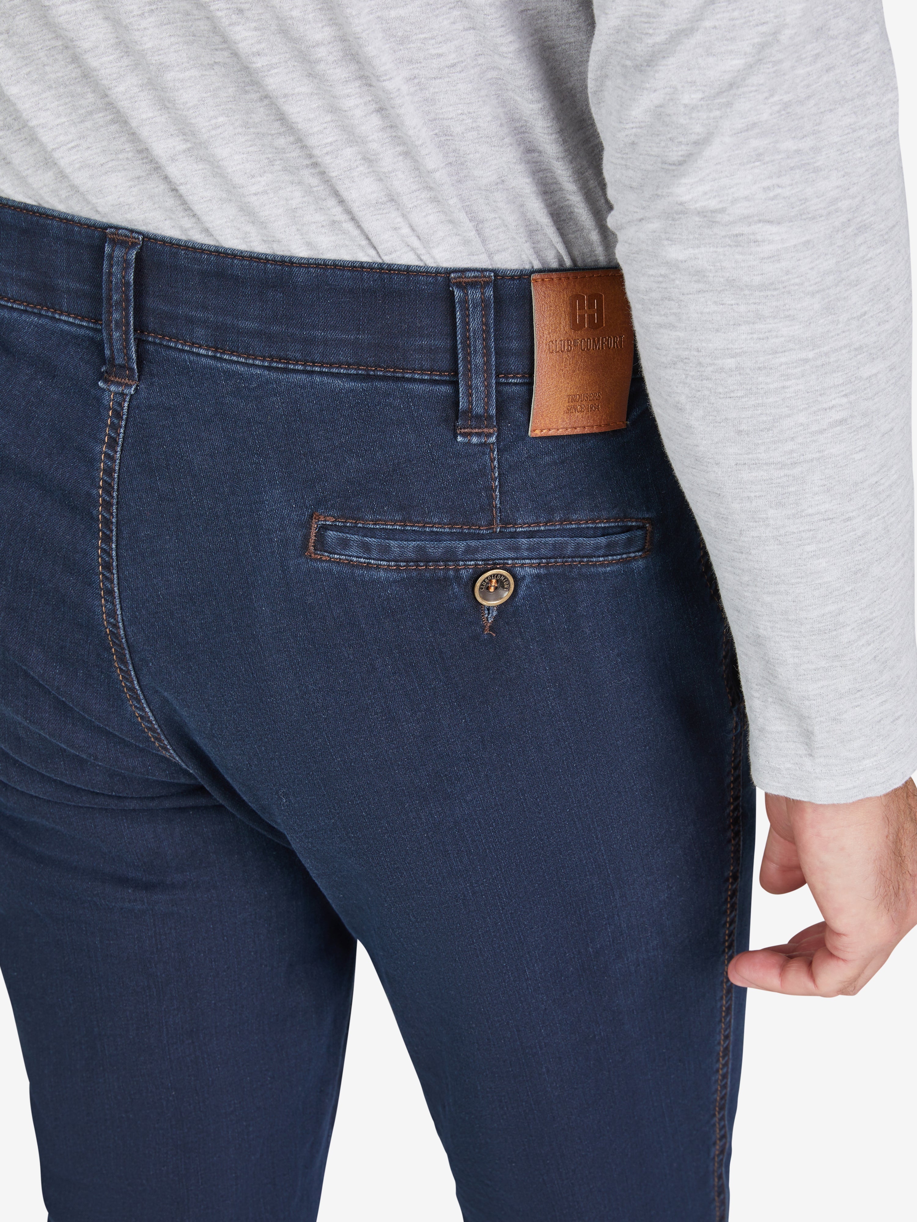 Nahaufnahme einer dunkelblauen GARVEY 7915 Flat Front-Hose mit elastischem Komfortbund, Hemdstopper und praktischer Bundverlängerung mit Knopf und Haken. Die Hose ist aus hoch elastischem Super High Stretch-Denim gefertigt, mit schmaler Beinweite, normaler Leibhöhe und sichtbarem grauem Oberteil.