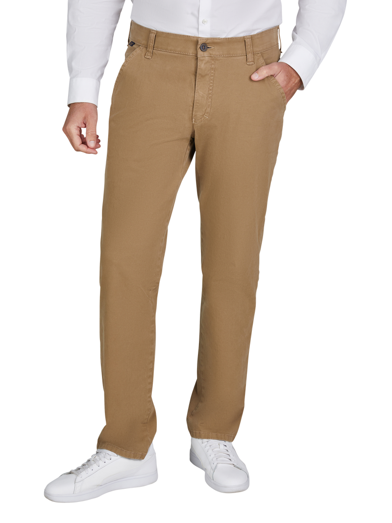 Herrenhose in khaki-Farbe, locker geschnitten, mit Gürtelschlaufen, seitlichen Eingrifftaschen und Knopfverschluss, getragen zu weißen Sneakers und weißem Hemd.