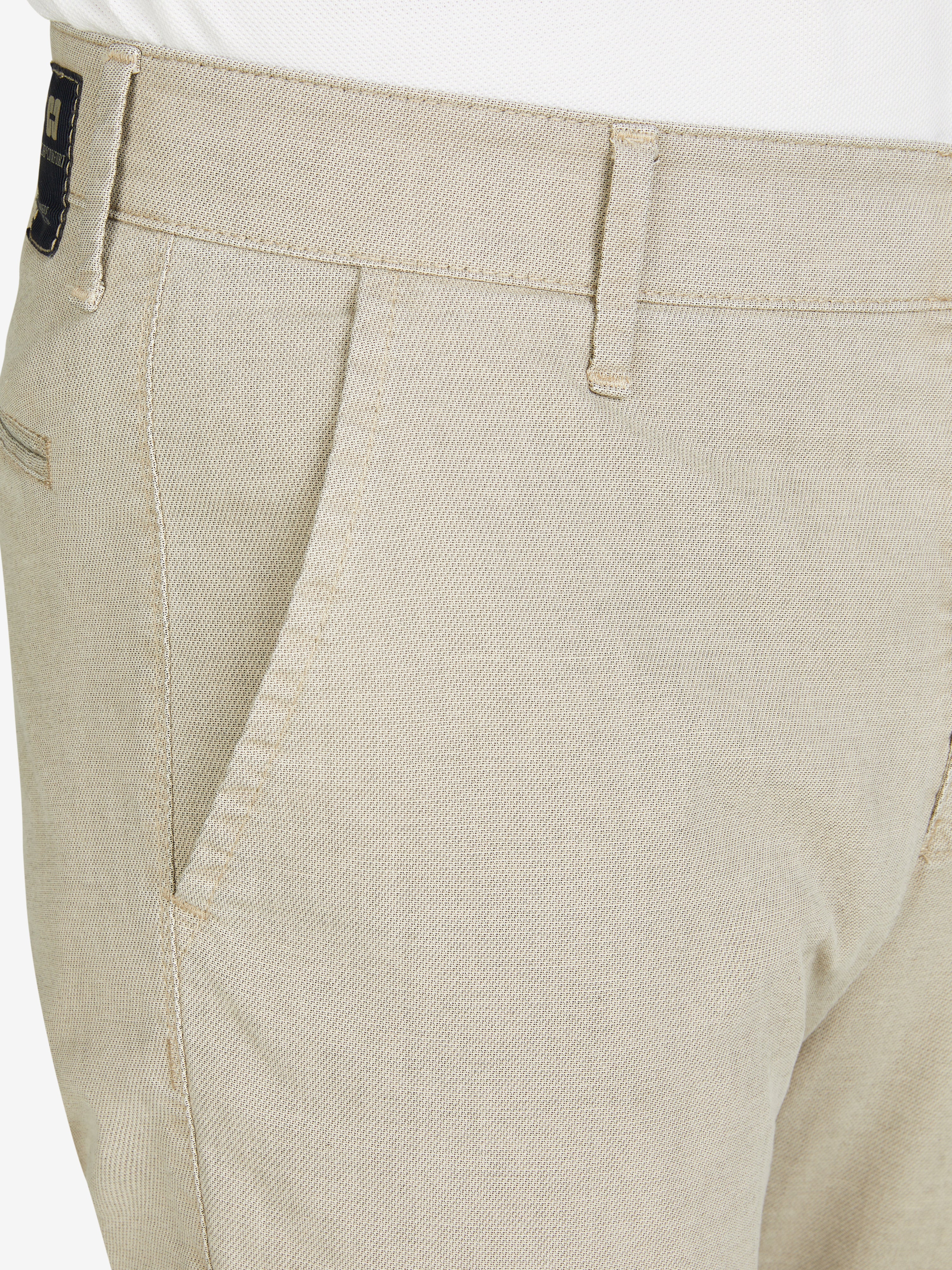 Nahaufnahme einer beigen GARVEY 8108 Flat Front-Hose mit elastischem Komfortbund, aus High Stretch Baumwolle, normaler Leibhöhe, schmaler Fußweite, made in Green by Oeko-Tex, geeignet für Frühjahr/Sommer.