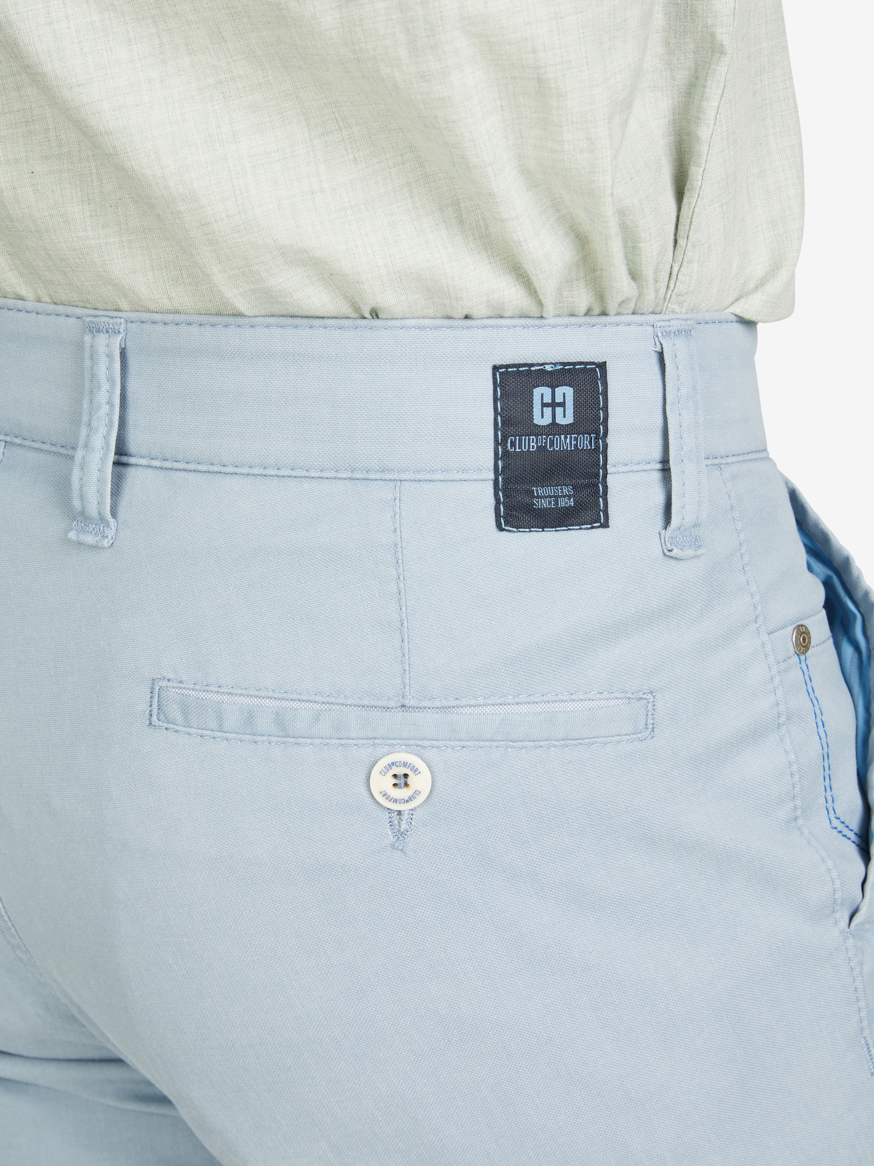 Nahaufnahme einer hellblauen GARVEY 8124 Flat Front-Hose mit elastischem Komfortbund und Hemdstopper, gefertigt aus elastischer Baumwoll-Mikrostruktur mit Coolmax® EcoMade für Klimaregulierung, nachhaltige Produktion, Regular Fit, schmalem Bein, sichtbar mit Label am Bund.