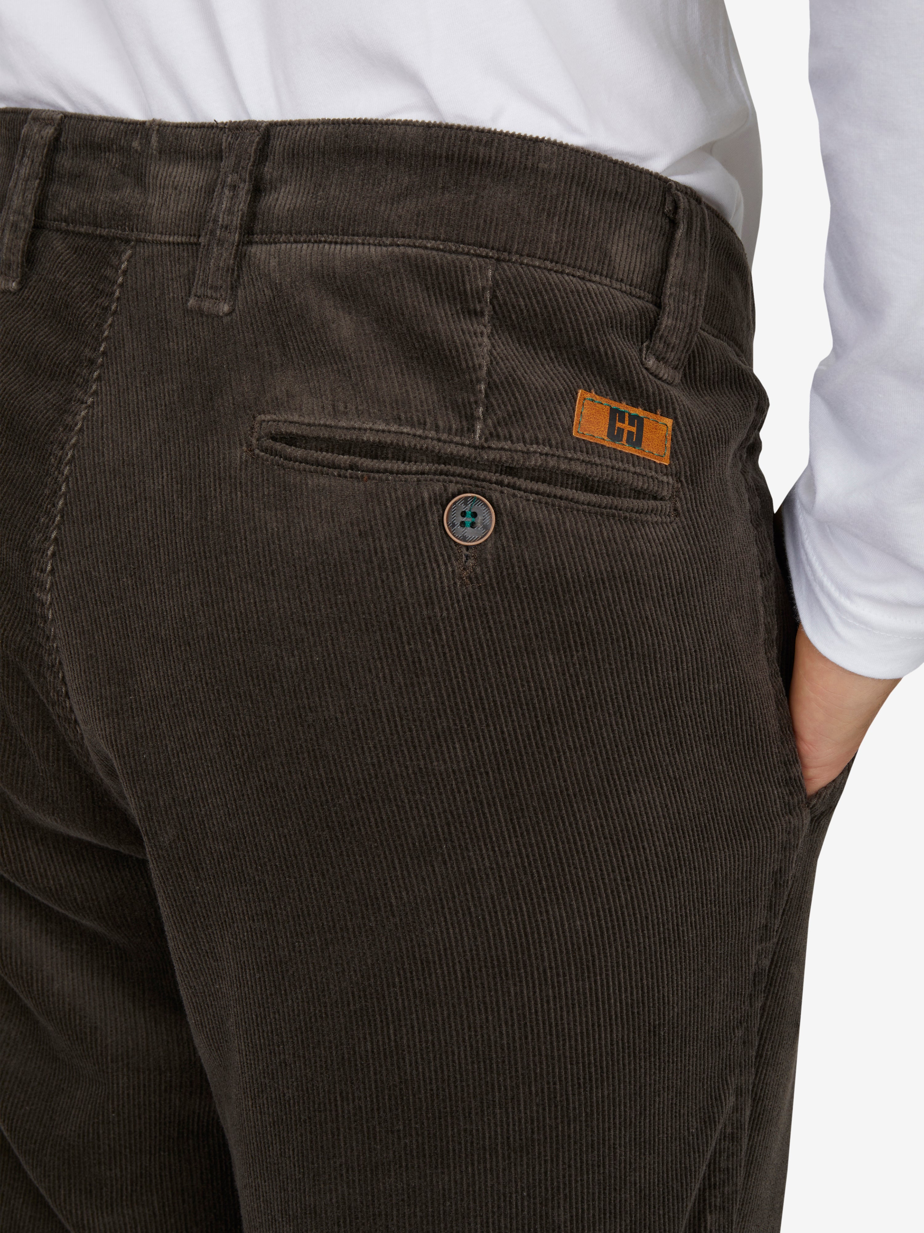 Hose GARVEY 8200 in grau, aus feinem Cord mit Stretch, Regular Fit, Flat Front, Komfortbund mit Hemdenstopper, Bundverlängerung, schlanker Beinverlauf, hergestellt von Club of Comfort, passend für Herbst/Winter, mit braunem Knopf und orangefarbenem Logo.