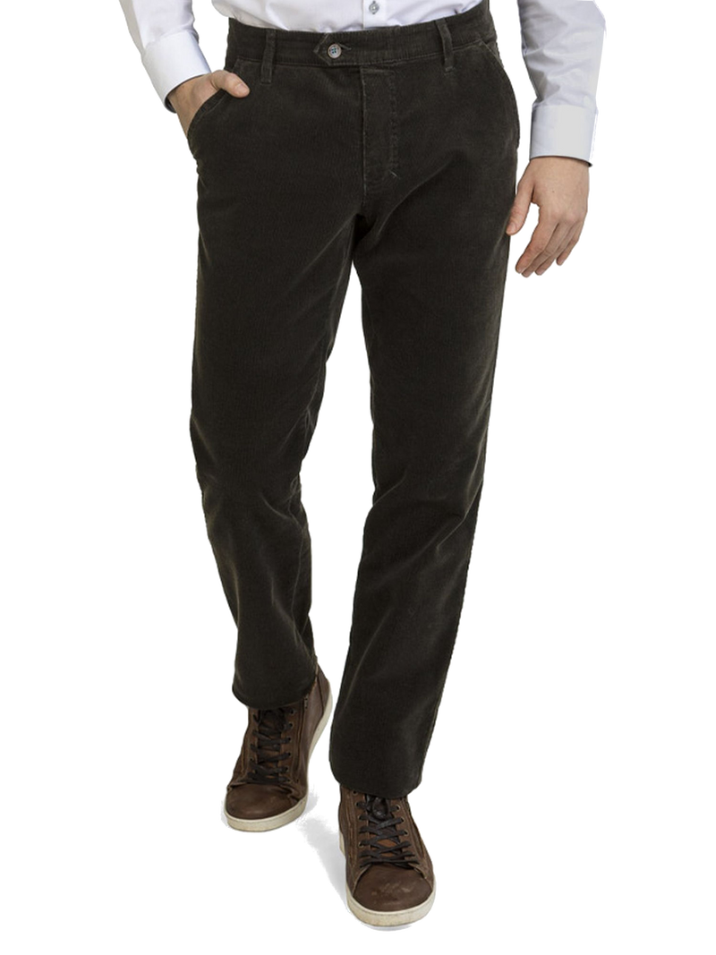 Hosenbild: Ein Mann trägt schwarze Cordhosen, die gut sitzen, mit einer weißen Hemd-Ärmeln. Seine rechte Hand ist in der Hosentasche, während die linke Seite locker hängt.