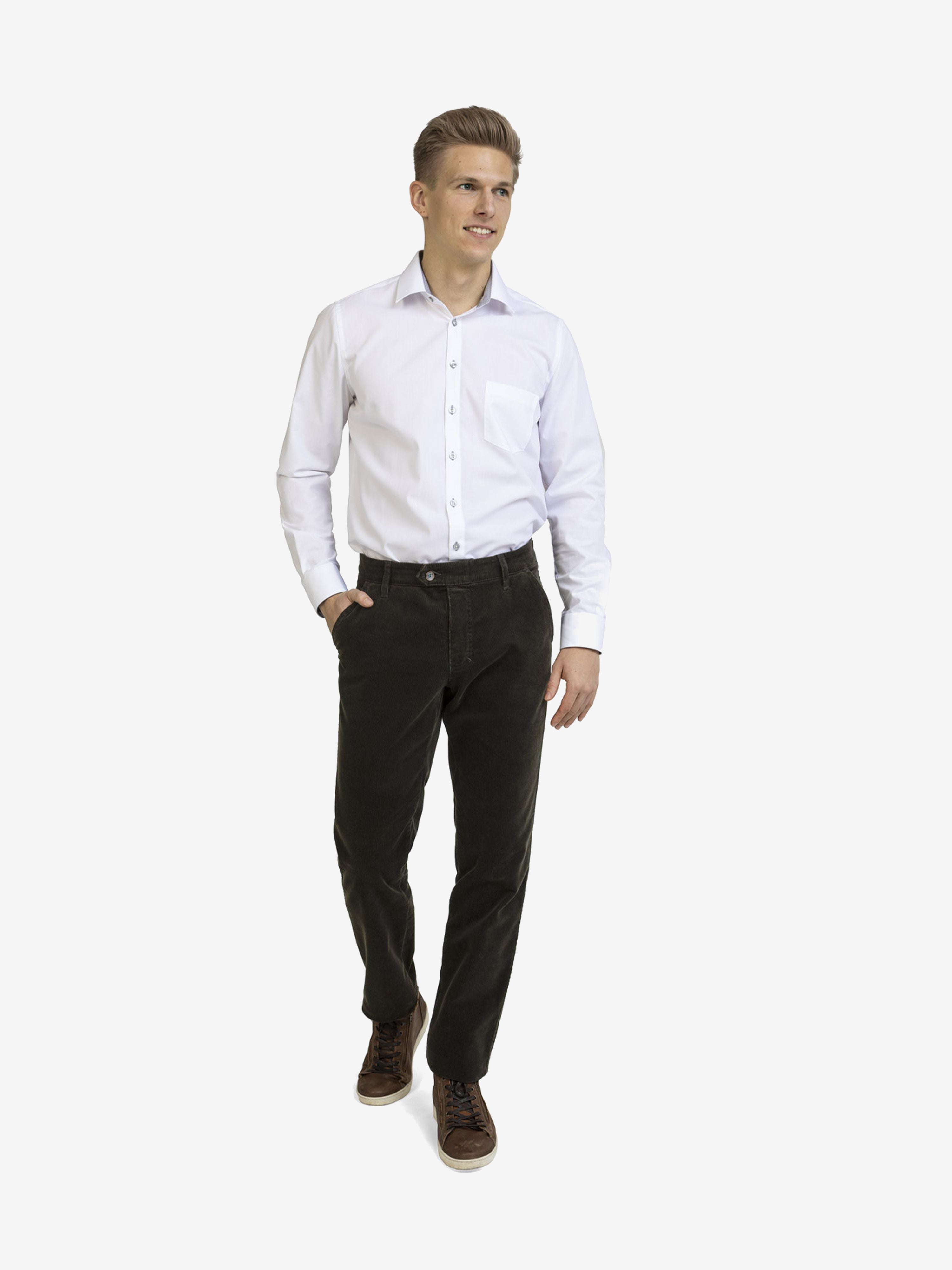 Männlicher Modell trägt eine dunkelgrüne GARVEY 8200 Flat Front-Hose aus Feincord mit High Stretch, Komfortbund, Hemdstopper, normaler Leibhöhe, schmaler Beinverlauf, in Casual-Optik. kombiniert mit weißem Hemd, seitliche Taschen, Herbst/Winter, hergestellt von Club of Comfort, durchgehend mit Tag-Infos.
