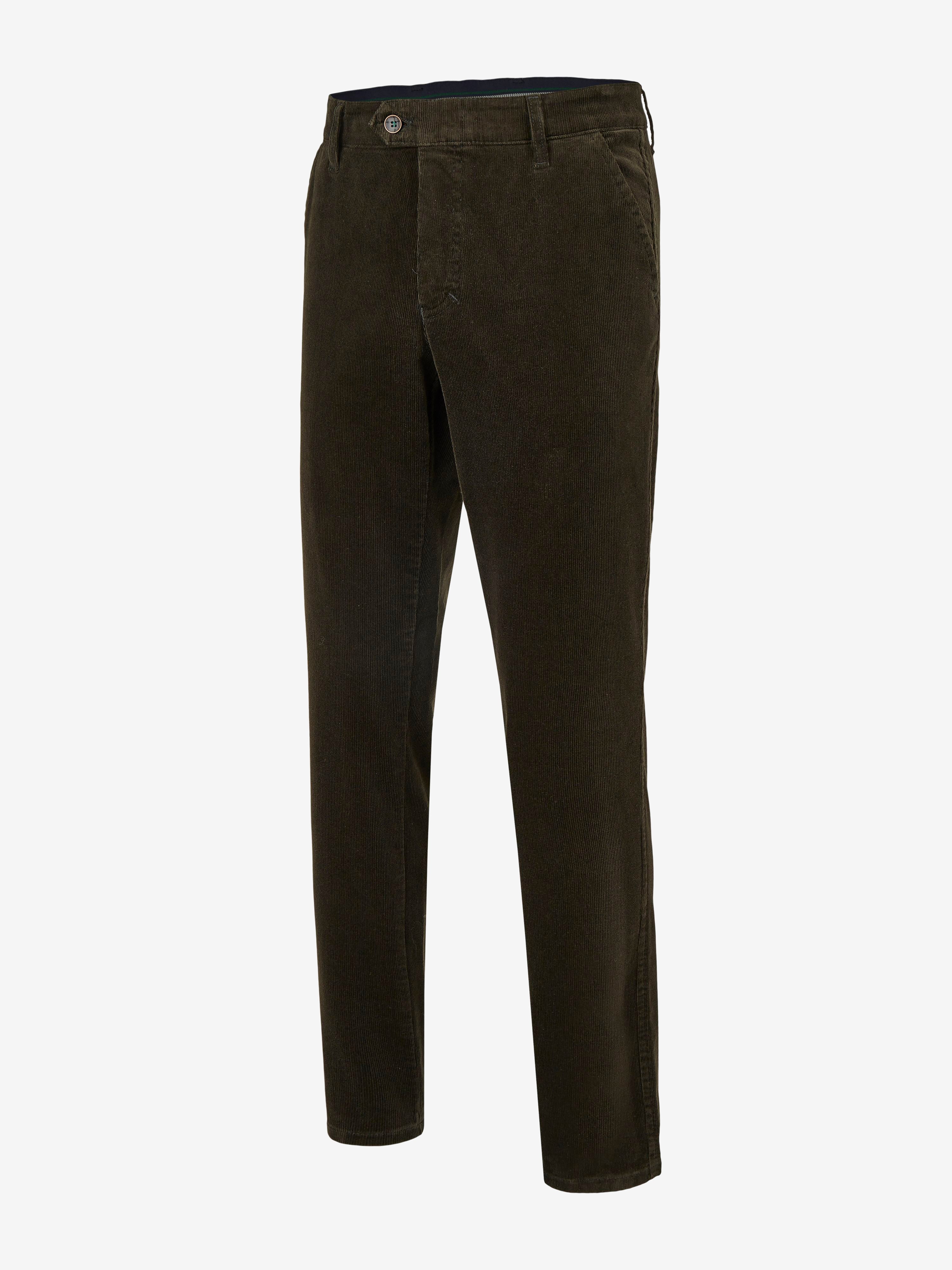 Dunkelgrüne GARVEY 8200 Flat Front Hose aus Feincord mit High Stretch, Komfortbund, Hemdenstopper und Bundverlängerung mit Knopf und Haken, reguläre Leibhöhe, schmaler Beinverlauf, bequemer Casual-Look, made in Green by Oeko-Tex, für Herbst/Winter.