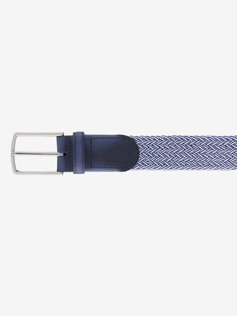 Blauer stretchiger Two-Tone-Flecht-Bandgürtel mit Logoprägung in der Lederspitze, polierte Metallschließe, Breite 3,4 cm, Länge 90-125 cm, von Club of Comfort für sportliche, elastische Looks.