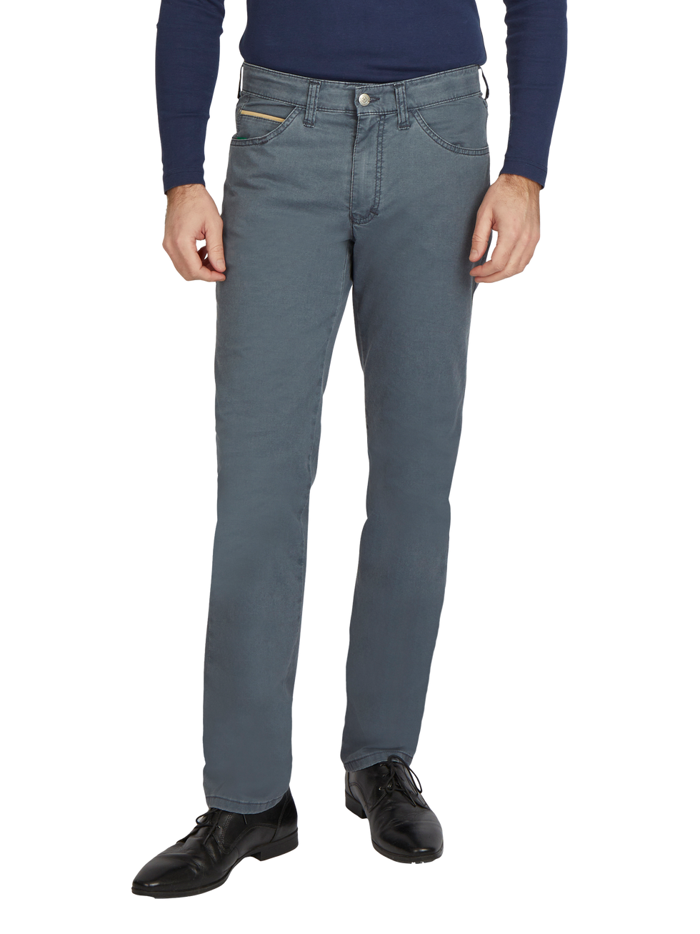 Ein Mann trägt eine dunkelblaue, lange ärmige Pullover und eine hellgraue Jeans mit geradem Schnitt, die bis zu den Hüften reicht. Die Jeans hat fünf Gürtelschlaufen, eine klassische Taschenanordnung vorne mit Münztasche und goldenen Nieten. Er trägt schwarze Lederschuhe mit Schnürung.