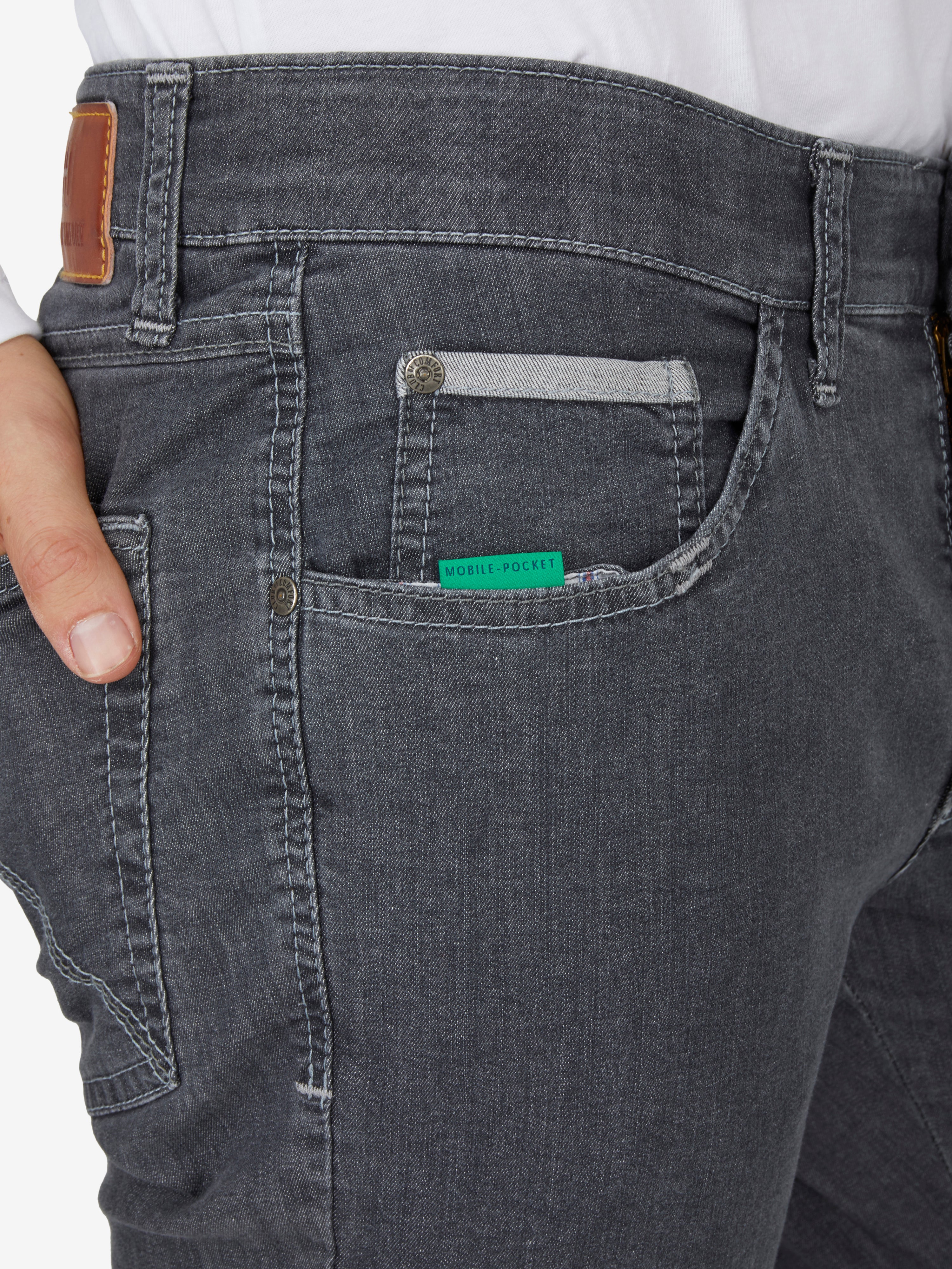Hemdstoffhose in grau, Regular Fit mit 7-Pocket-Design, elastischer Doppelstoffbund, Mobile Pocket in rechter Vordertasche, Reißverschlusstasche hinter rechter Gesäßtasche, hergestellt aus leichten, strapazierfähigen Super High Stretch-Denim mit PBT-High-Tech-Faser, Model HENRY-X6516, in Sommer- und Ganzjahresgrößen, von Club of Comfort.
