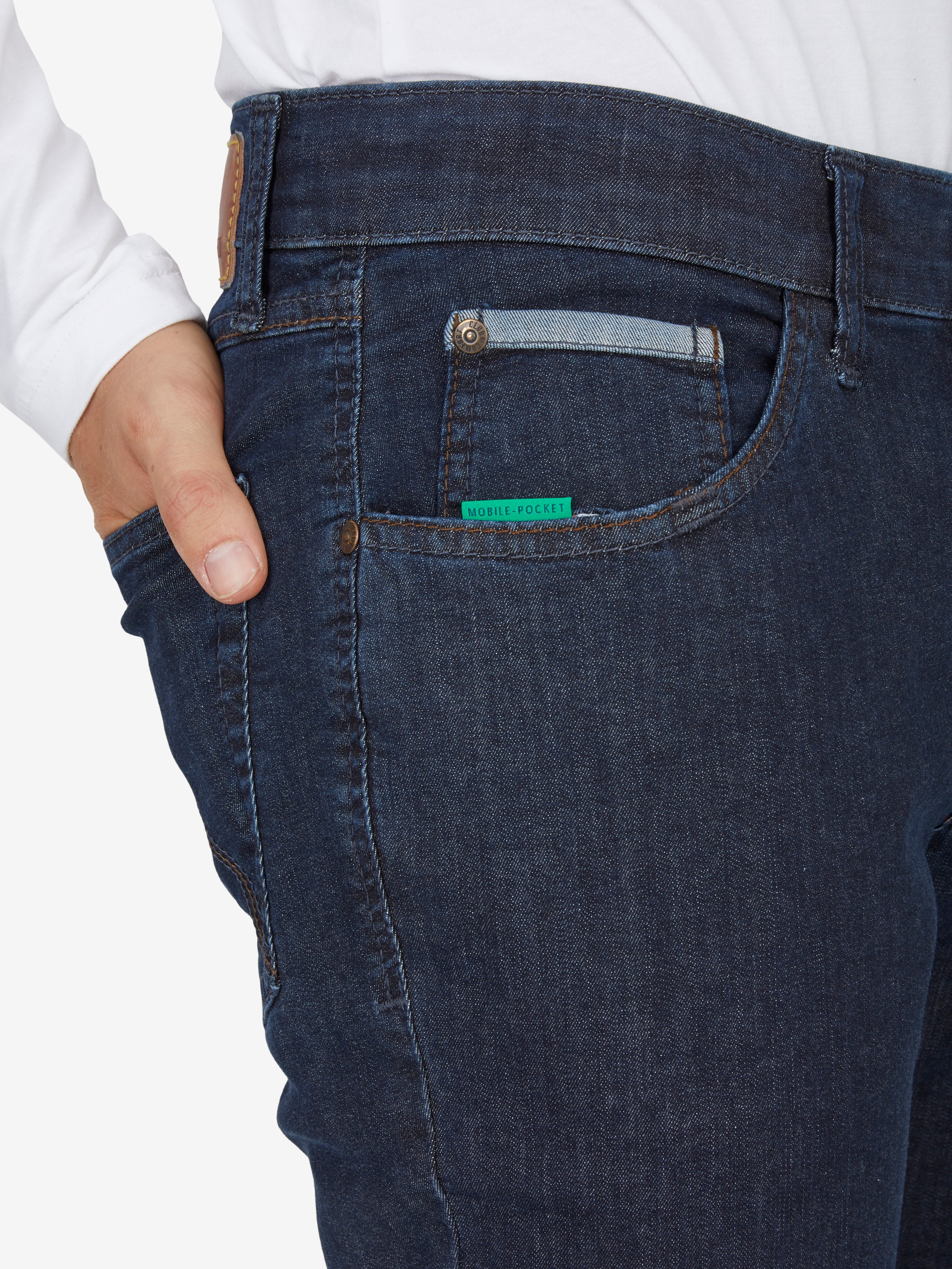 Hose "HENRY-X6516" in Dunkelblau, mit 7-Pocket Design, elastischem Doppelstoffbund, Hemdstopper und separatem Mobile Pocket in der rechten Vordertasche. Hoch-elastischer Super High Stretch-Denim, strapazierfähig, Regular Fit, made in Green by Oeko-Tex.