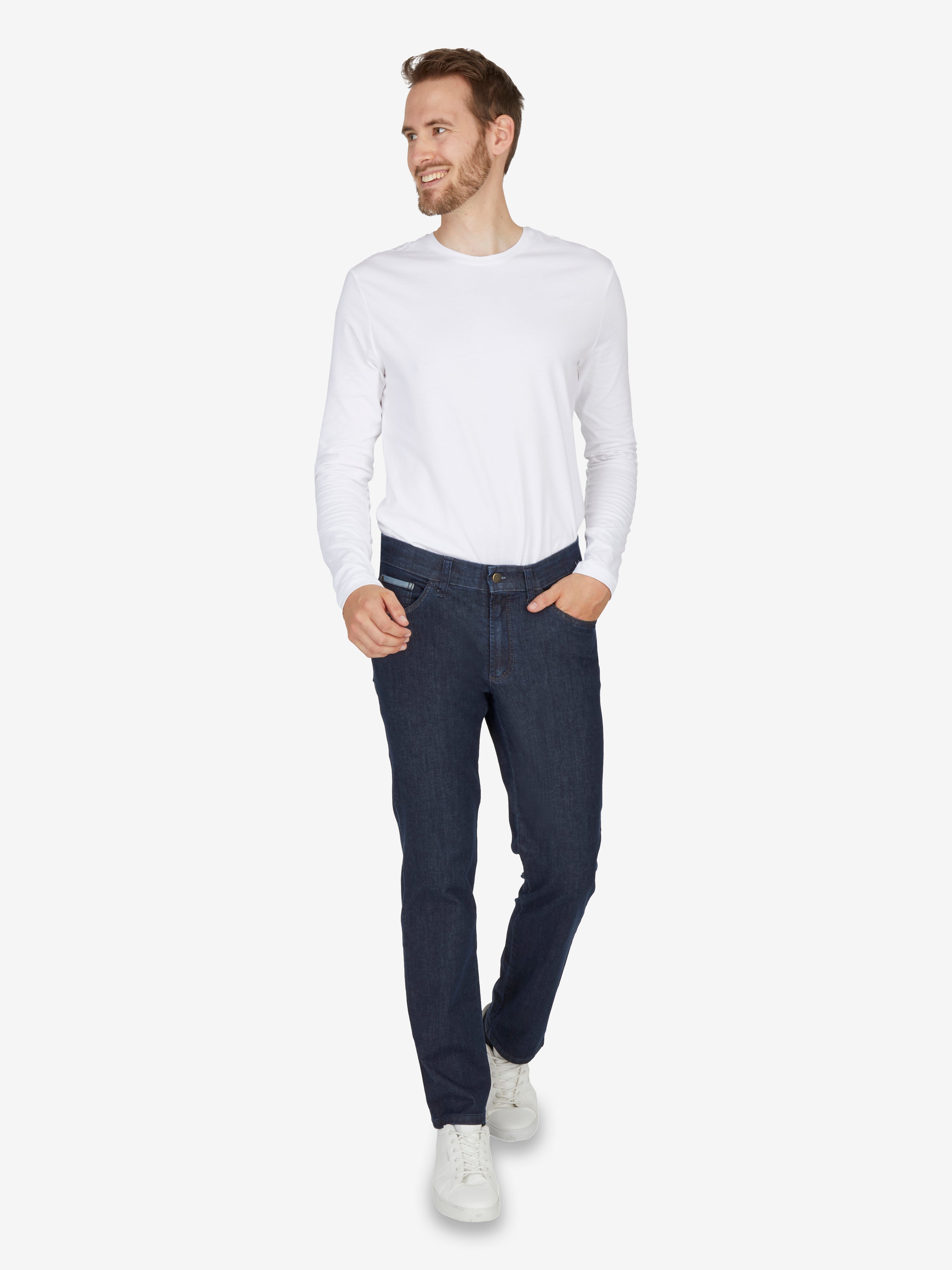 Mann trägt dunkelblaue Club of Comfort HENRY-X6516 7-Pocket Jeanshose aus elastischem Super High Stretch-Denim mit Mobile Pocket, Reißverschlusstasche, normaler Leibhöhe, schlankem Bein, in Blau, ganzjährig, Regular Fit, hergestellt nach nachhaltigen Standards.