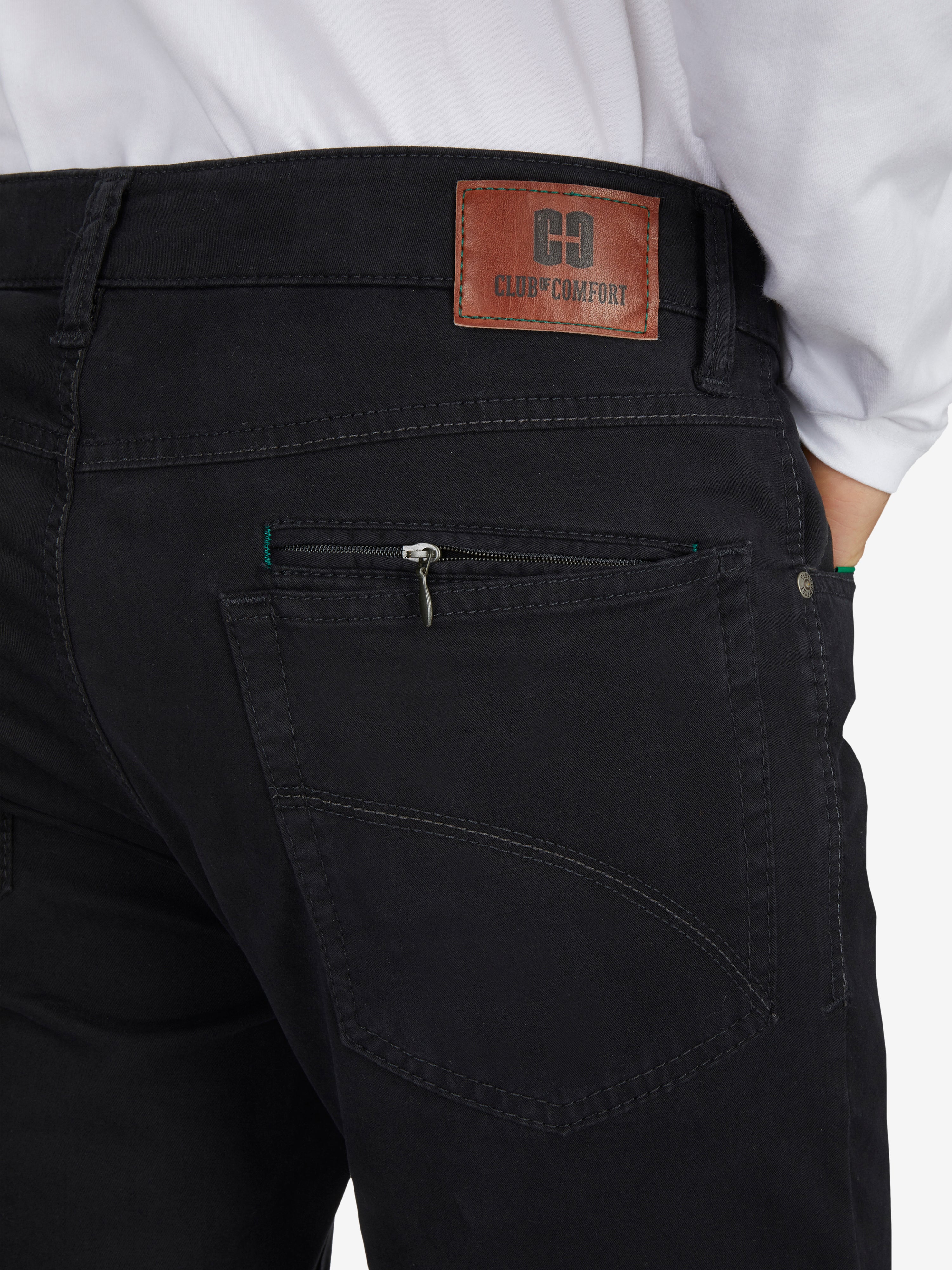 Schwarze Baumwollhose von Club of Comfort, mit elastischem Doppelstoffbund, 7-Pocket-Design, Handy- und Sicherheitstasche mit Reißverschluss, reguläre Passform, bewegliche Leistentasche, gebrandetem Lederetikett auf Taille, moderne und elegante Optik.