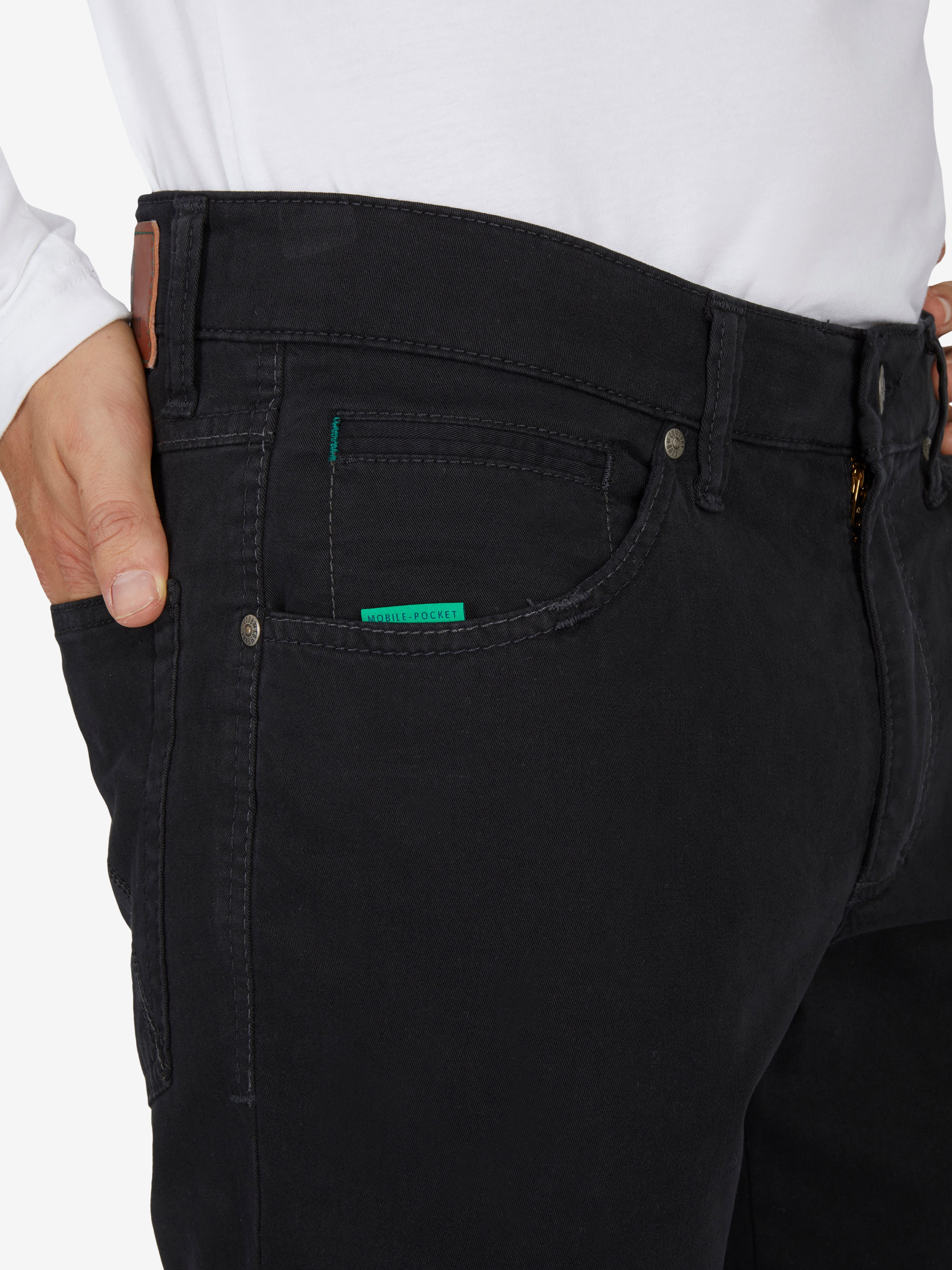 Herrenhose der Marke Club of Comfort in Schwarz, aus Baumwoll-High-Stretch, mit 7-Pocket-Design, elastischem Doppelstoffbund, Hemdstopper, separater Mobile Pocket in der rechten Vordertasche, Reißverschlusstasche hinter der rechten Gesäßtasche, Regular Fit, Slim Bein, ideale Allround-Hose für gepflegten, legeren Look, nachhaltiges Produkt.