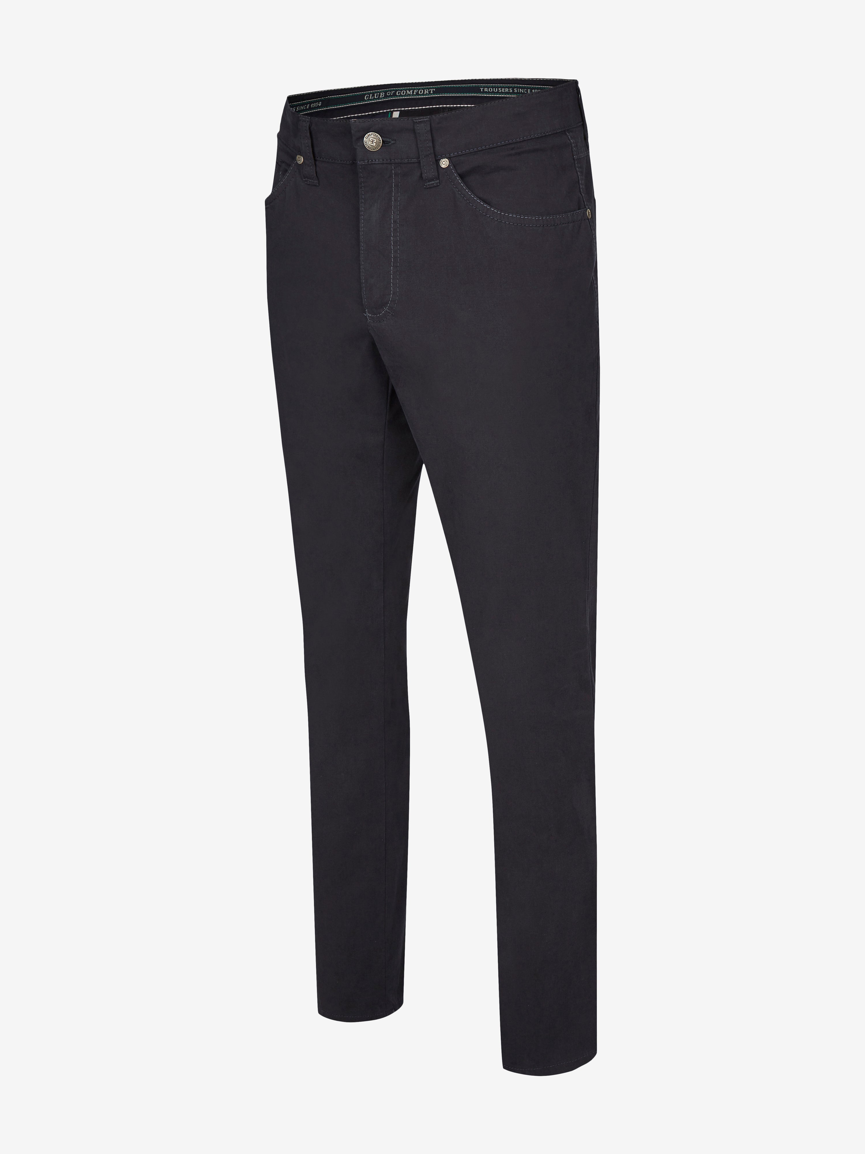 Hosenbild eines schwarzen, eleganten 5-Pocket Baumwollhose von Club of Comfort in Regular Fit, mit elastischem Doppelstoffbund, mobilen Griffaschen, Reißverschluss-Leistentasche, hergestellt aus softem Baumwoll-High-Stretch, ideal für gepflegten, legeren Look, inklusive Details zu Nachhaltigkeit und True Colour Finish.