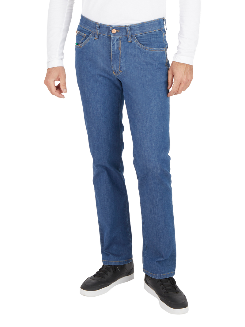 Blick auf eine Person, die blaue Jeans trägt, die an der Taille und den Hüften gut sitzt. Die Jeans ist klassisch geschnitten, mit sichtbarem braunen Knopf und Reißverschluss. Die Person trägt eine weiße, langärmlige Top. Schuhe sind schwarze Sneakers mit weißen Sohlen. Das Bild zeigt nur den unteren Bereich der Person, der Hintergrund ist transparent.