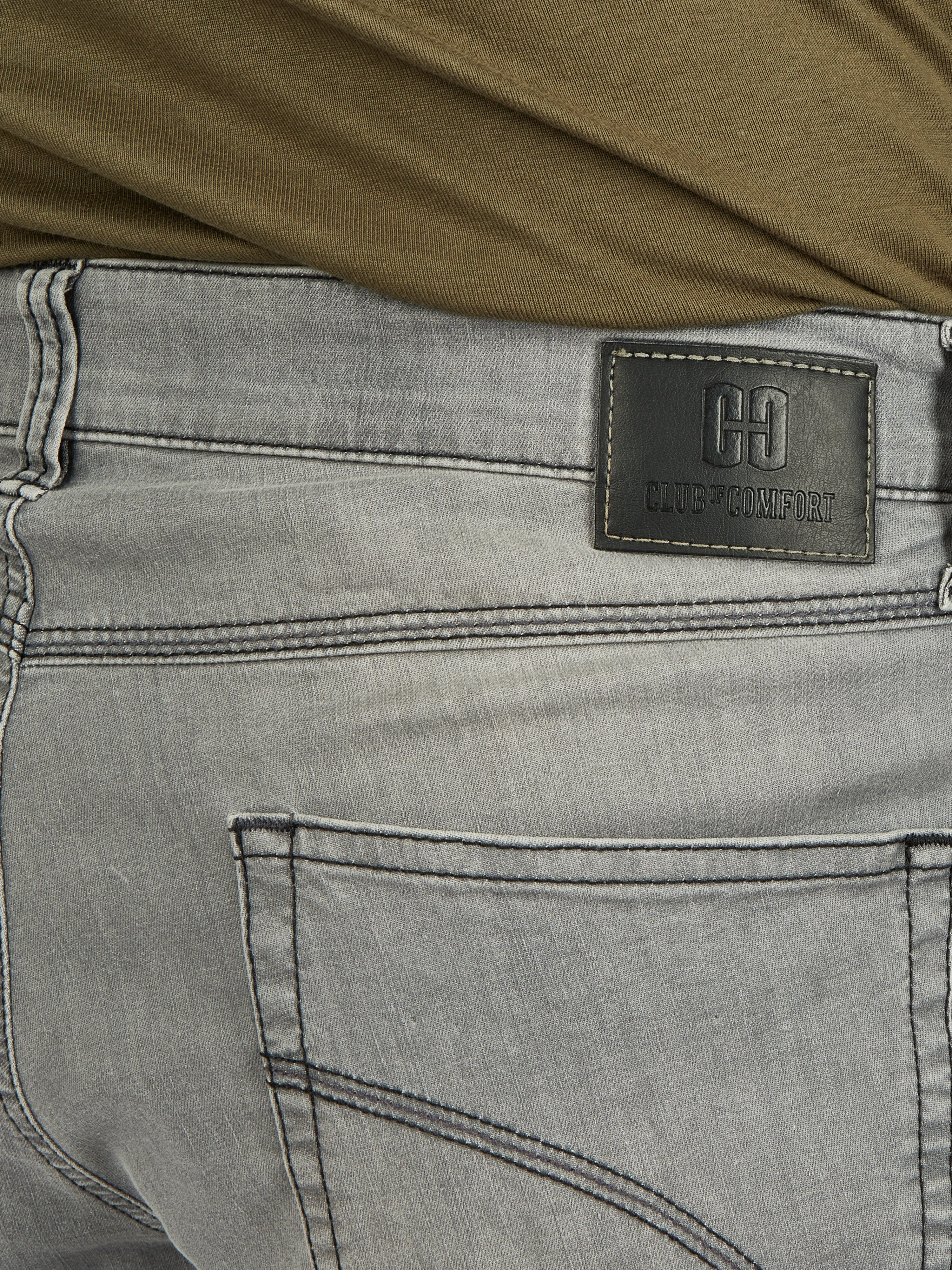 Nahaufnahme der hellgrauen, gewaschenen 6-Pocket Jeanshose "HENRY 6516" von Club of Comfort mit elastischem Doppelstoffbund, Hemdstopper, Mobile Pocket, Kontrast-Münztasche und Lederlabel am Rücken.
