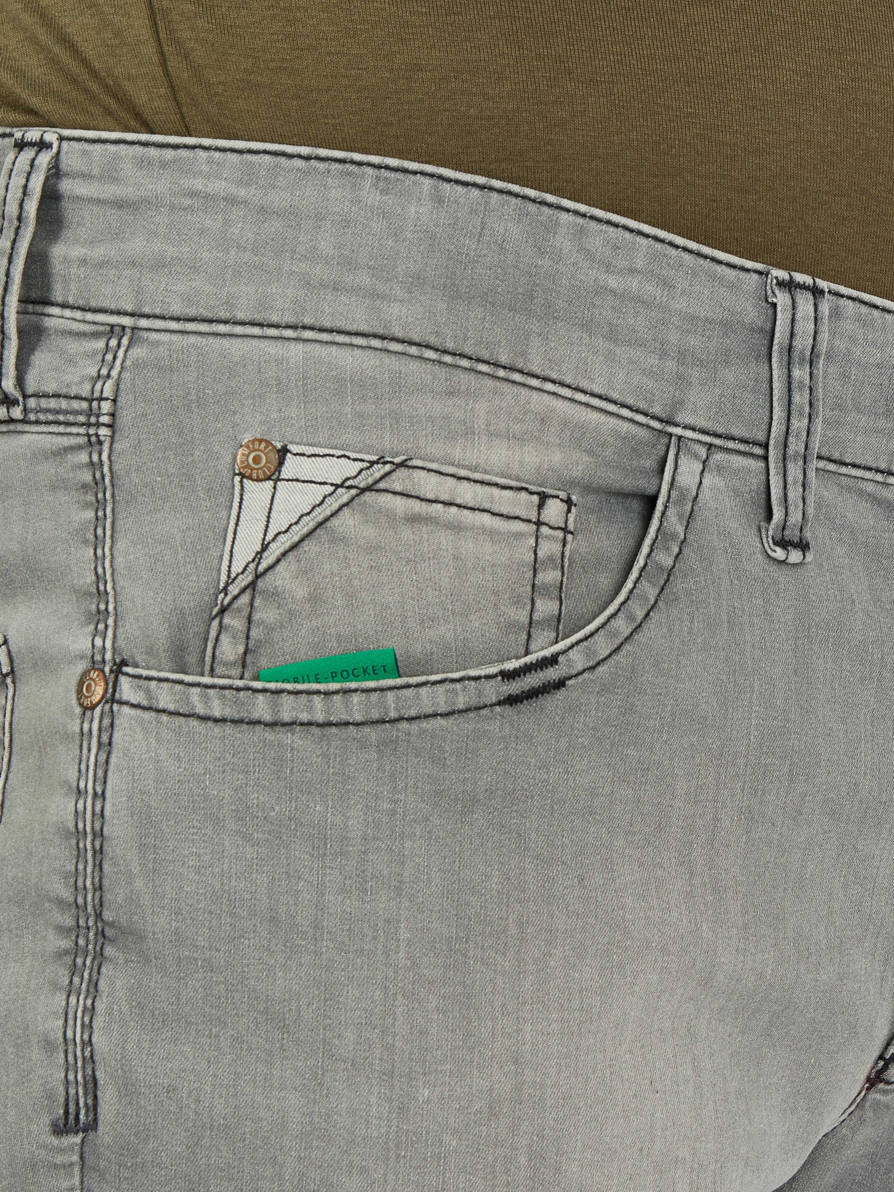 Hellegraue 6-Pocket-Hose aus hoch elastischem Super High Stretch-Denim mit Mobile Pocket in der rechten Vordertasche, regulärer Fit, elastischer Doppelstoffbund, Münztasche mit Kontrast-Patch, hergestellt von Club of Comfort, bequem, langlebig und nachhaltig.