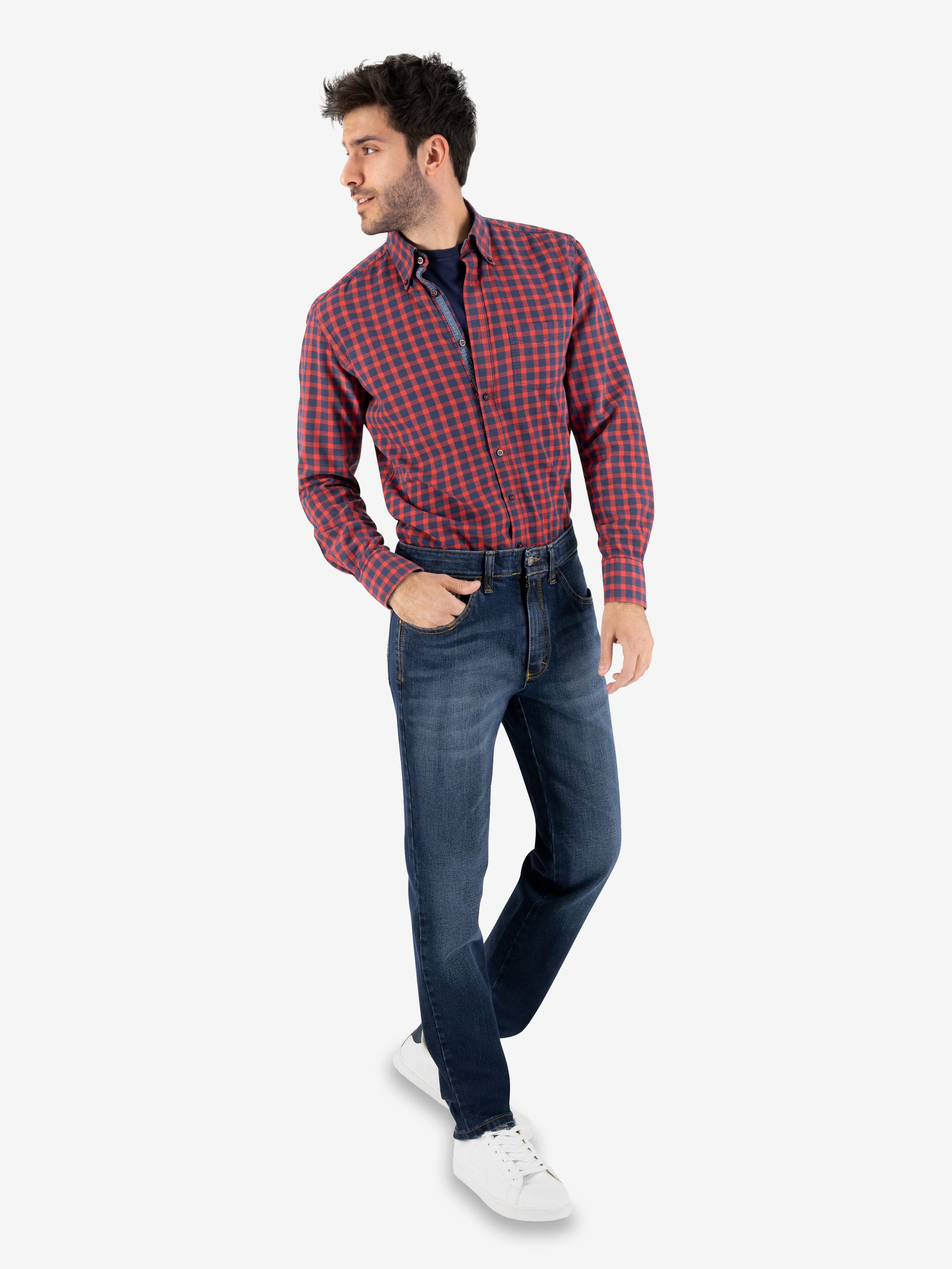 Mann trägt eine blaue, gewaschene Henry 6516 5-Pocket Jeanshose aus Super High Stretch-Denim mit Mobile Pocket in der rechten Vordertasche, elastischem Doppelstoffbund, Hemdstopper, Kontrast-Münztasche, in ausergewöhnlichem Casual-Look, kombiniert mit weißer Sneakers und rotem/blauem Karo-Hemd.