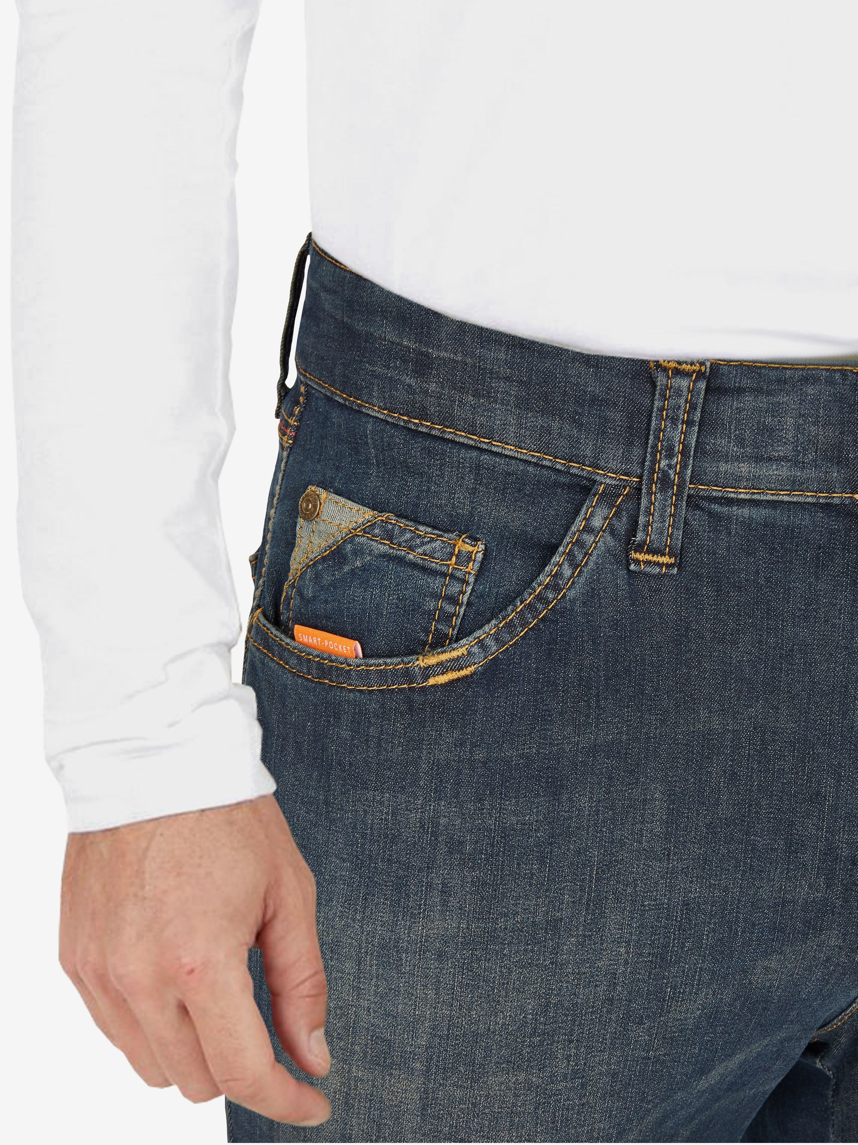 Herren-Hose "HENRY 6516" in khaki-blau gewaschen, mit 6-Pocket-Design, elastischem Doppelstoffbund, Mobile Pocket in der rechten Vordertasche, Kontrast-Münztasche, aus leichtem, hoch elastischem Super High Stretch-Denim, strapazierfähig, Regular Fit, nachhaltiges Material, hergestellt von Club of Comfort.