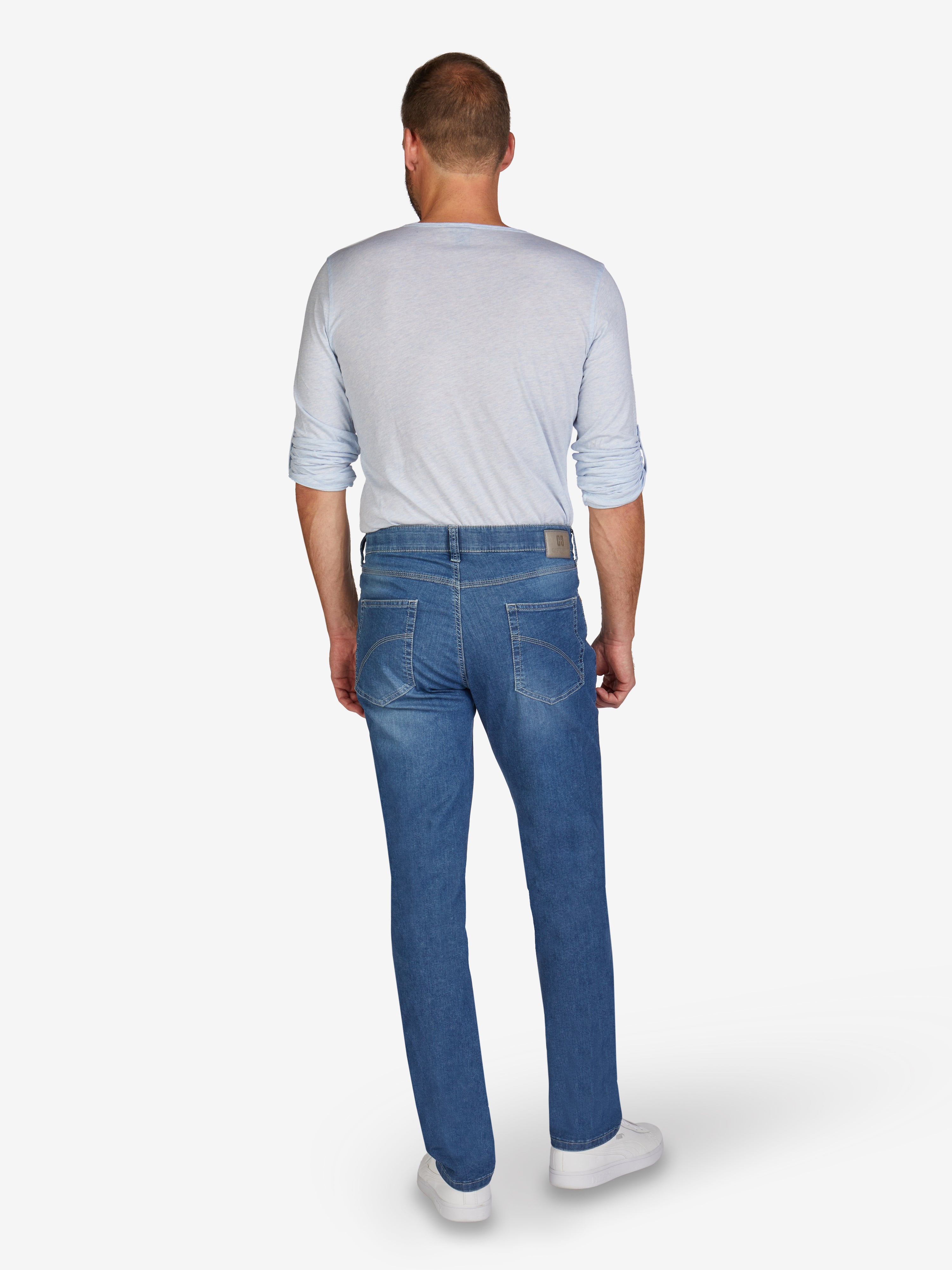 Herrenhose "HENRY 6516" in hellblau (gewaschen) von Club of Comfort, mit 6-Pocket-Design, elastischem Doppelstoffbund, Mobile Pocket in der rechten Vordertasche, Münztasche mit Kontrast-Patch, hoch elastischer Super High Stretch-Denim, Regular Fit, normale Leibhöhe, schmaler Beinauslauf, strapazierfähig, nachhaltige Herstellung, geeignet für ganzjahres Nutzung.