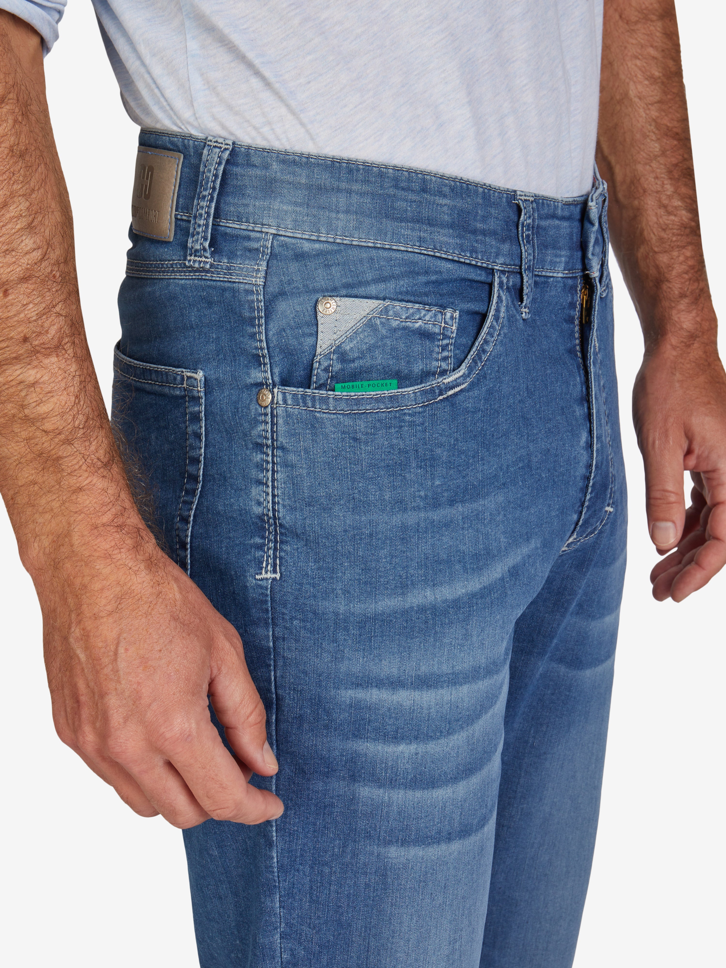Hosenbild eines modischen, hellblauen, gewaschenen 6-Pocket Jeans von Club of Comfort mit elastischem Doppelstoffbund, Mobile Pocket in der rechten Vordertasche, Kontrast-Münztasche, hergestellt aus hoch elastischem Super High Stretch-Denim, normales Modell mit regulärer Leibhöhe und schmalem Bein.