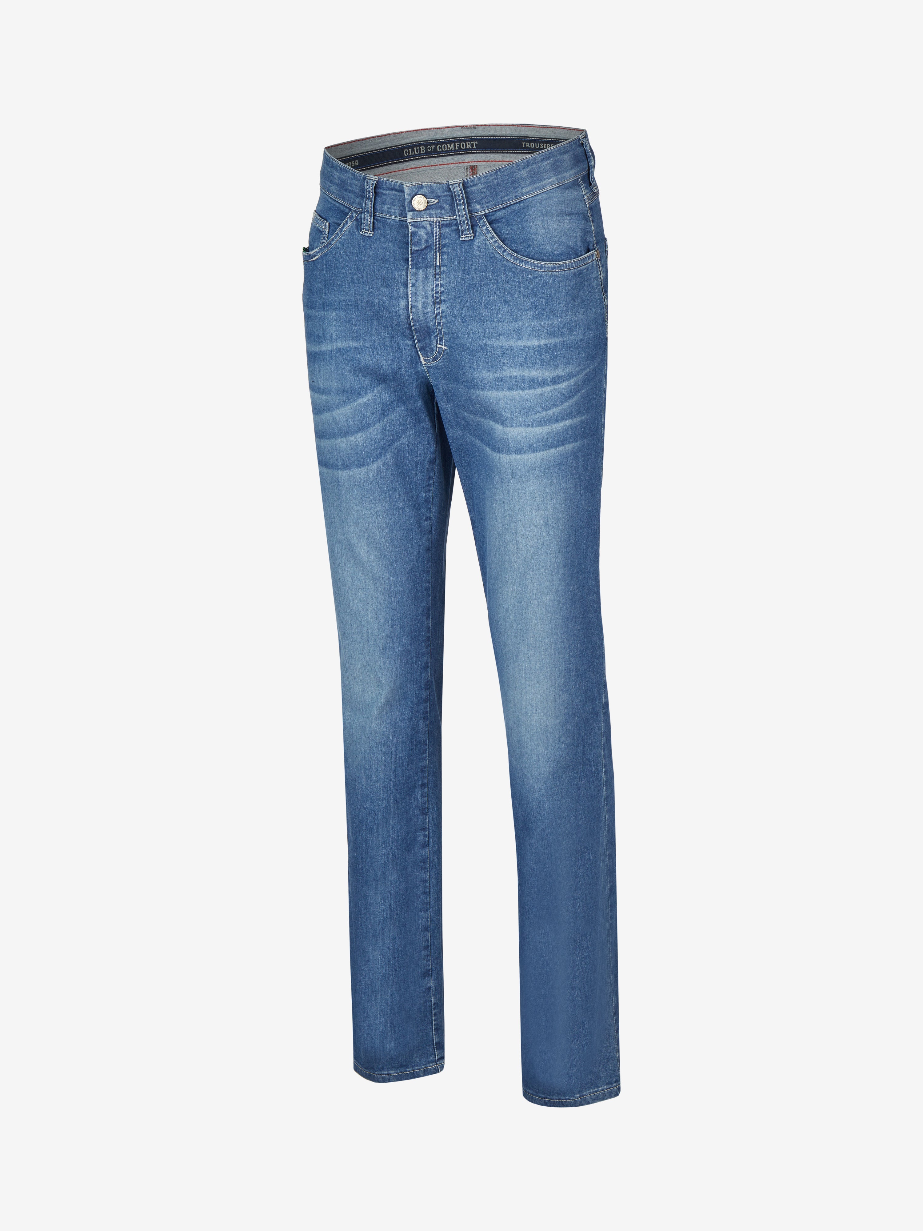 Helleblaue Jeanshose HENRY 6516 vom Hersteller Club of Comfort, regular fit, 6-Pocket mit elastischem Doppelstoffbund und Hemdstopper, sichtbare Waschung, Mobile Pocket in rechter Vordertasche, leichtes, elastisches Super High Stretch-Denim, strapazierfähig durch PBT-High-Tech-Faser, mit Münztasche und Kontrast-Patch, optimal für den Alltag, ganzjahresfähig.