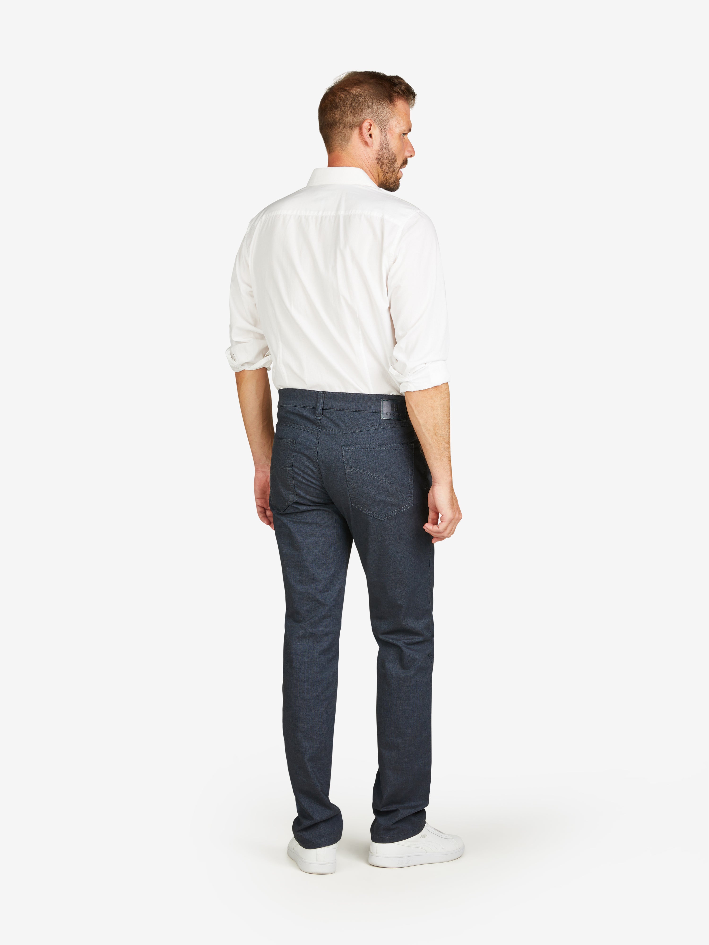 Herrenhose HENRY 6910 in Dunkelblau, aus Baumwoll-Mikrostruktur mit Woll-Optik, Regular Fit, mit elastischem Doppelstoffbund, hemstopp, spezieller Mobile Pocket, 5-Pocket-Design, Komfortbund, Münztasche mit Kontrast-Patch, sportlichem Look, hergestellt von Club of Comfort für Frühjahr/Sommer.