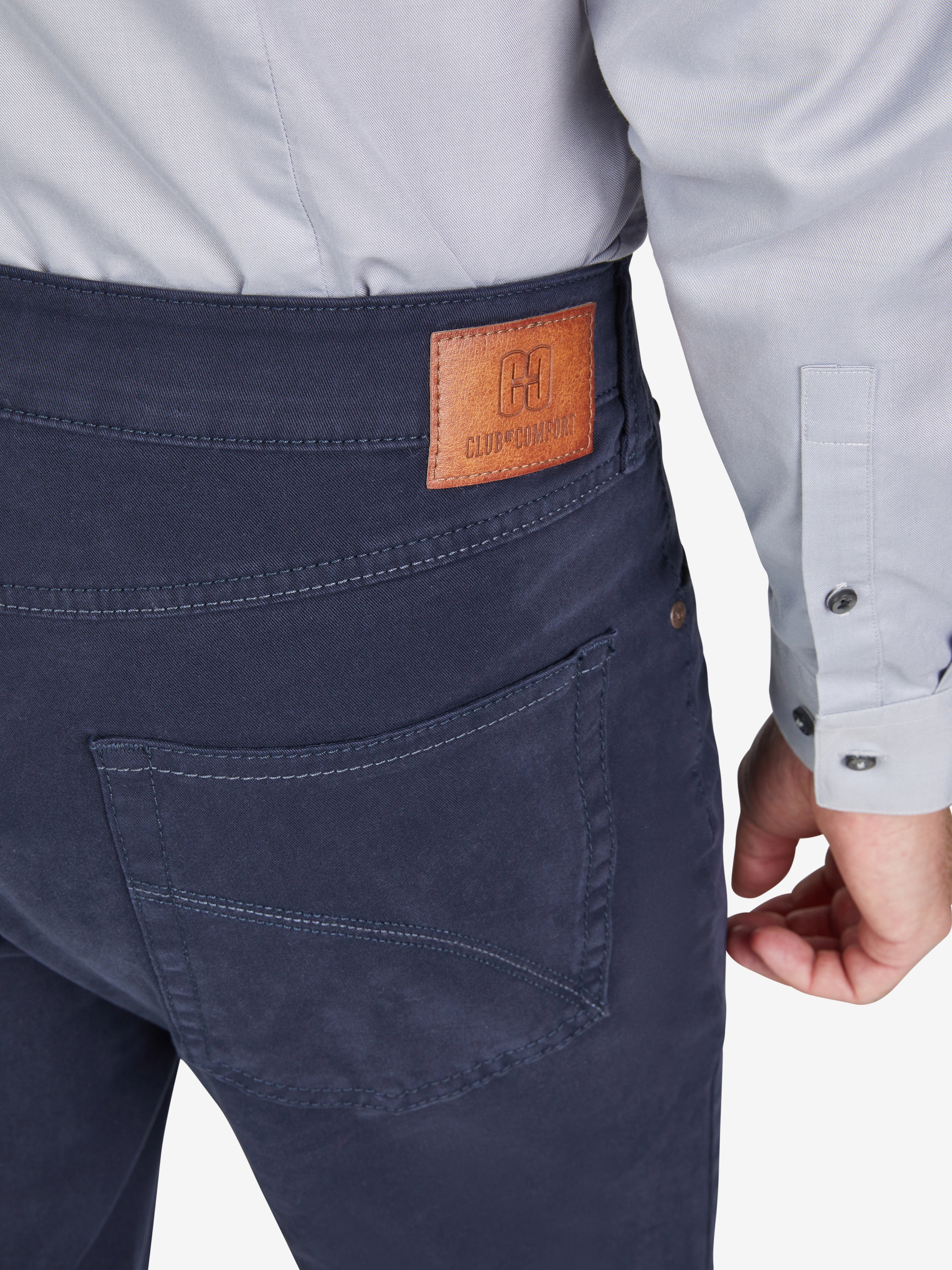 Hose "HENRY 8070" in Marine-Blau, mit 6-Pockets, elastischem Doppelstoffbund, Hemdstopper, separater Mobile Pocket in der rechten Vordertasche, hergestellt aus bi-elastischer Baumwolle, Regular Fit, normale Leibhöhe, schlankes Bein, herstellt von Club of Comfort, mit Logo auf Ledertag am Bund, geeignet für Ganzjahres, Blau, mit 360° Stretch, Made in Green by Oeko-Tex.