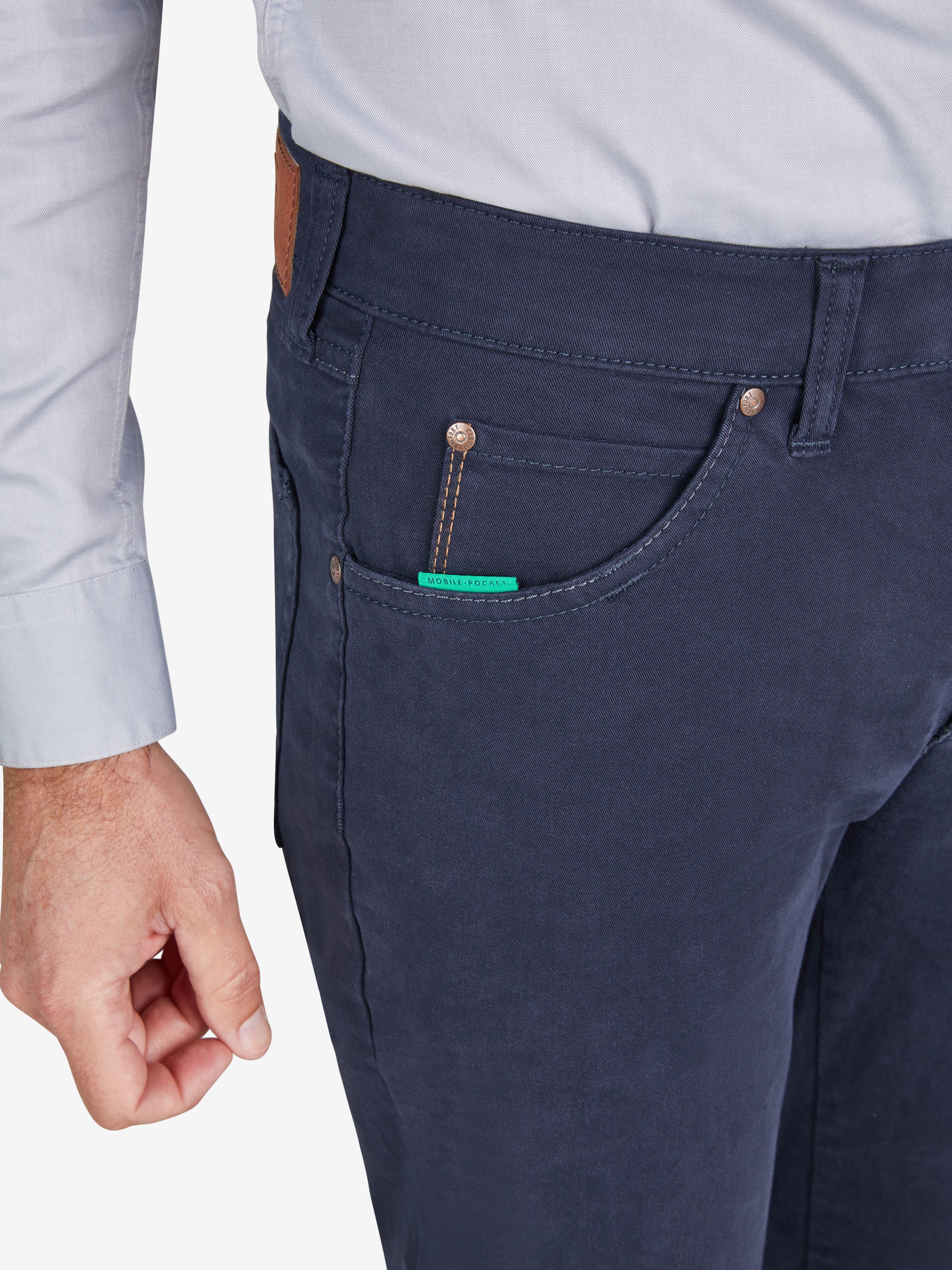 Nahaufnahme einer blauen 5-Pocket-Hose von Club of Comfort, Modell HENRY 8070 in marine, mit elastischem Doppelstoffbund, Hemdstopper und separater "Mobile Pocket" in der rechten Vordertasche. Die Hose hat eine normale Leibhöhe, schlankes Bein, softes Baumwollmaterial, und ist für ganzjährige Trage geeignet.