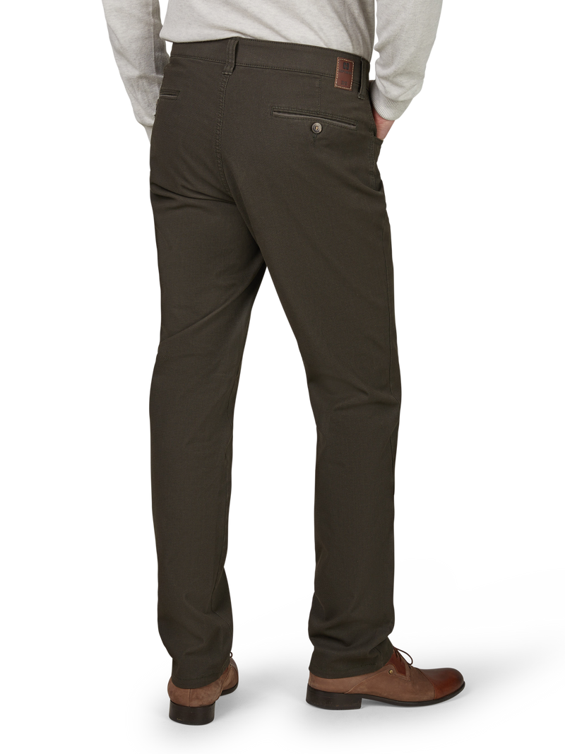 Herrenhose aus braunem Stoff, mit geradem Schnitt, Rückentasche mit Knopf, seitlicher Tasche, und braunem Lederetikett am Bund. Der Oberkörper ist nicht sichtbar.