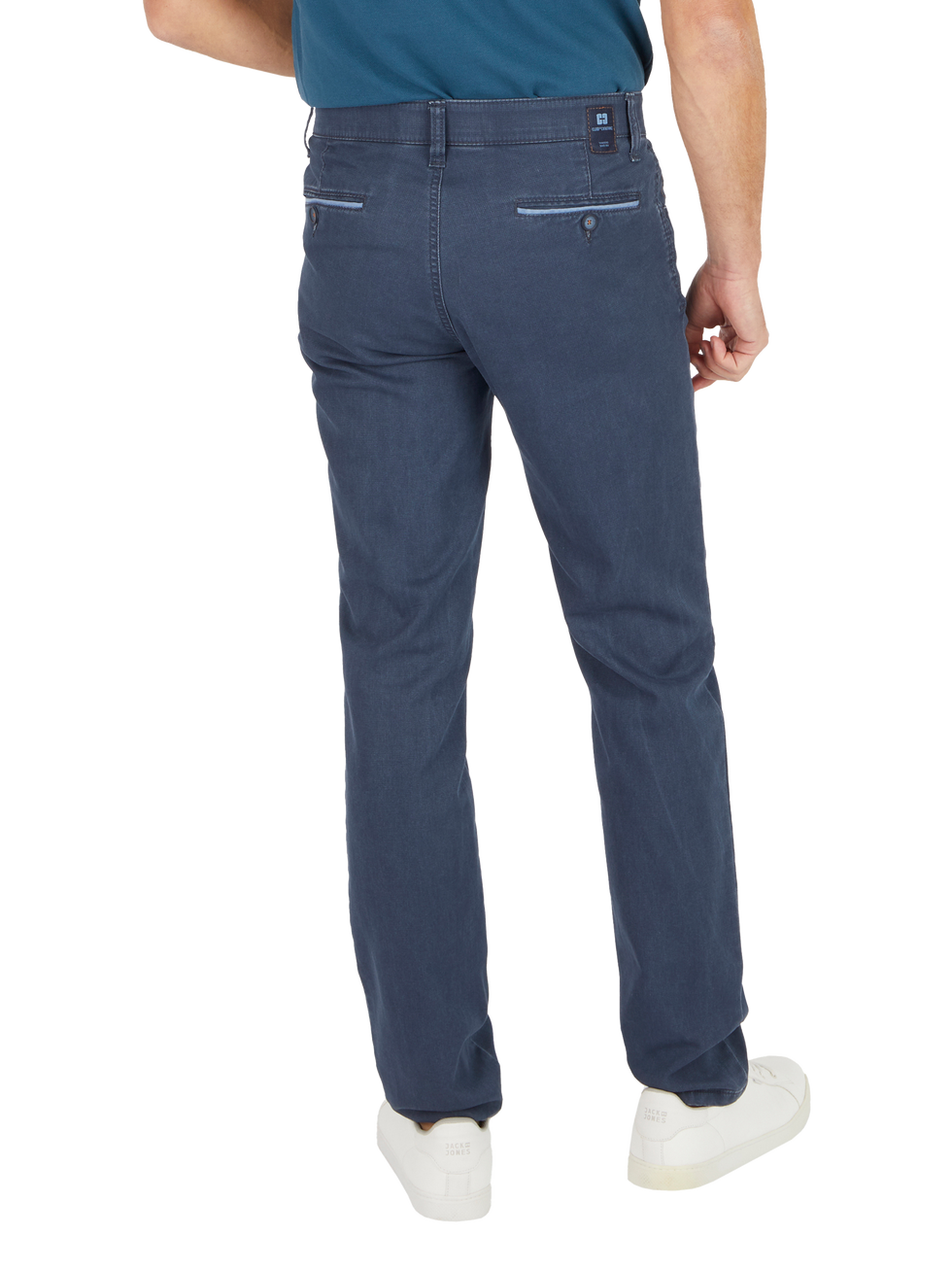 Ein Mann trägt dunkle Blue Jeans, die hinten eine kleine Tasche und eine Gürtel-Schlaufe haben.